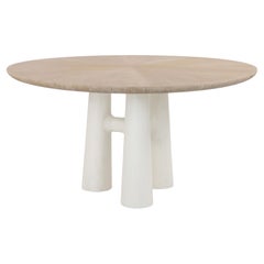 Tavolo da pranzo rotondo con base a tre colonne intonacata e piano in Wood Oak cerato