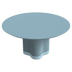 Table de salle à manger ronde avec base sculpturale en bois et métal laqué bleu marine