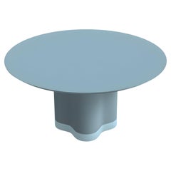Tavolo da pranzo rotondo con base scultorea in legno e metallo laccato blu mare