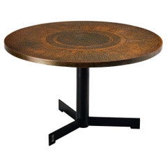 Table de salle à manger ronde avec plateau en bronze texturé et base en fer 