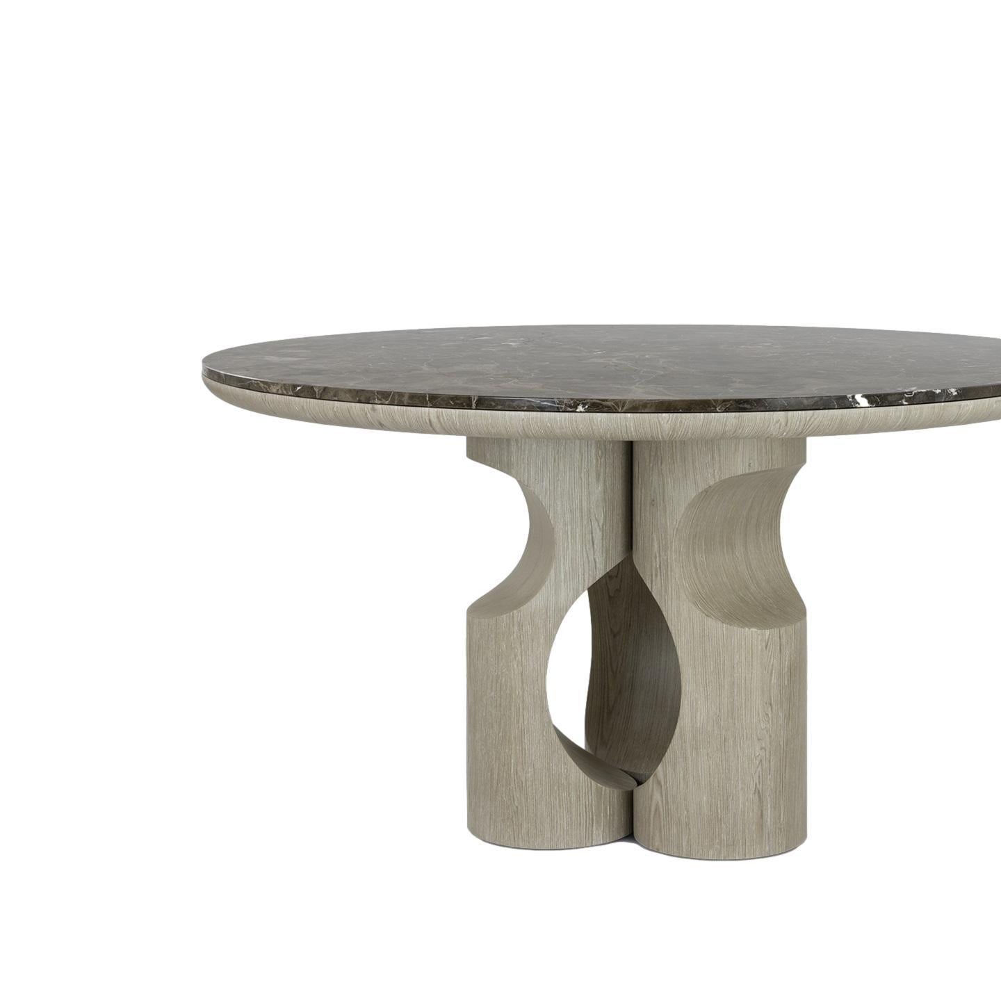 Questo tavolo da pranzo è un notevole studio di forma e funzione. Tre pilastri graziosamente frastagliati, che ricordano delle ballerine scolpite, forniscono una base dinamica per la lussuosa superficie in marmo del tavolo. Le curve eleganti evocano