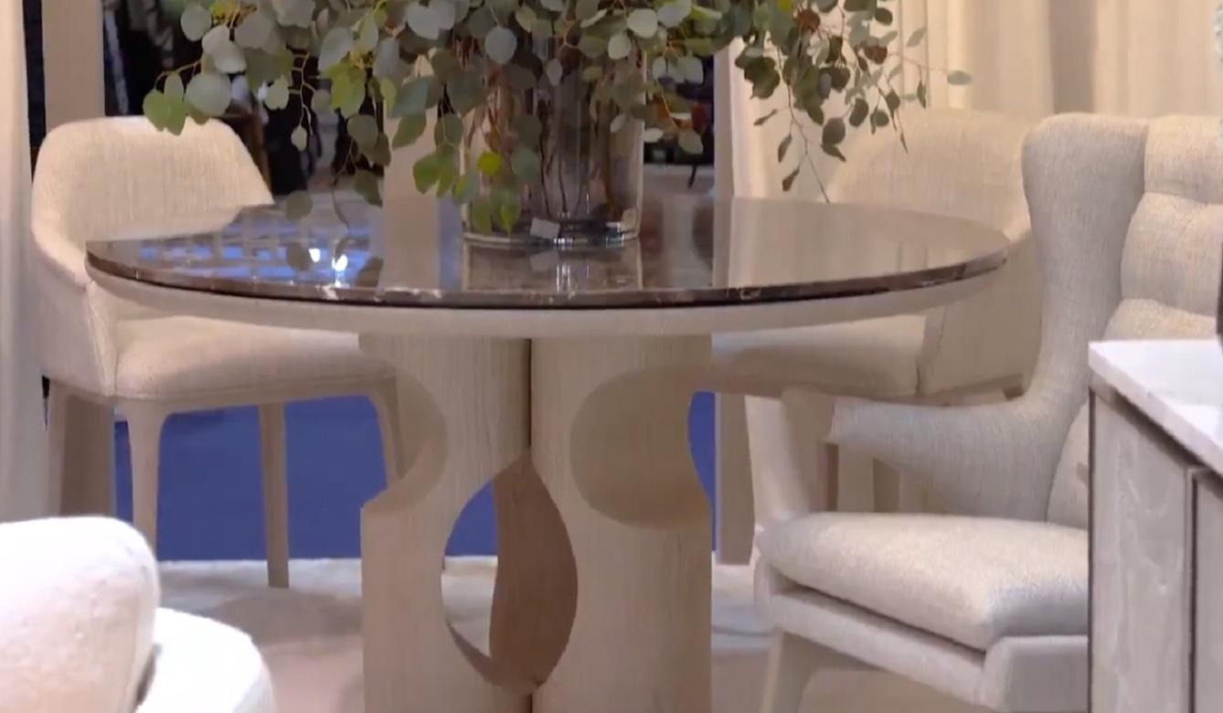 XXI secolo e contemporaneo Tavolo da pranzo rotondo con tre colonne dentellate in Oak e marmo Marron Vita in vendita