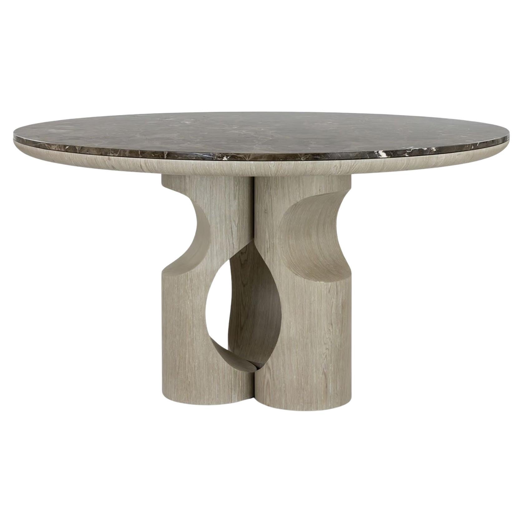 Tavolo da pranzo rotondo con tre colonne dentellate in Oak e marmo Marron Vita in vendita