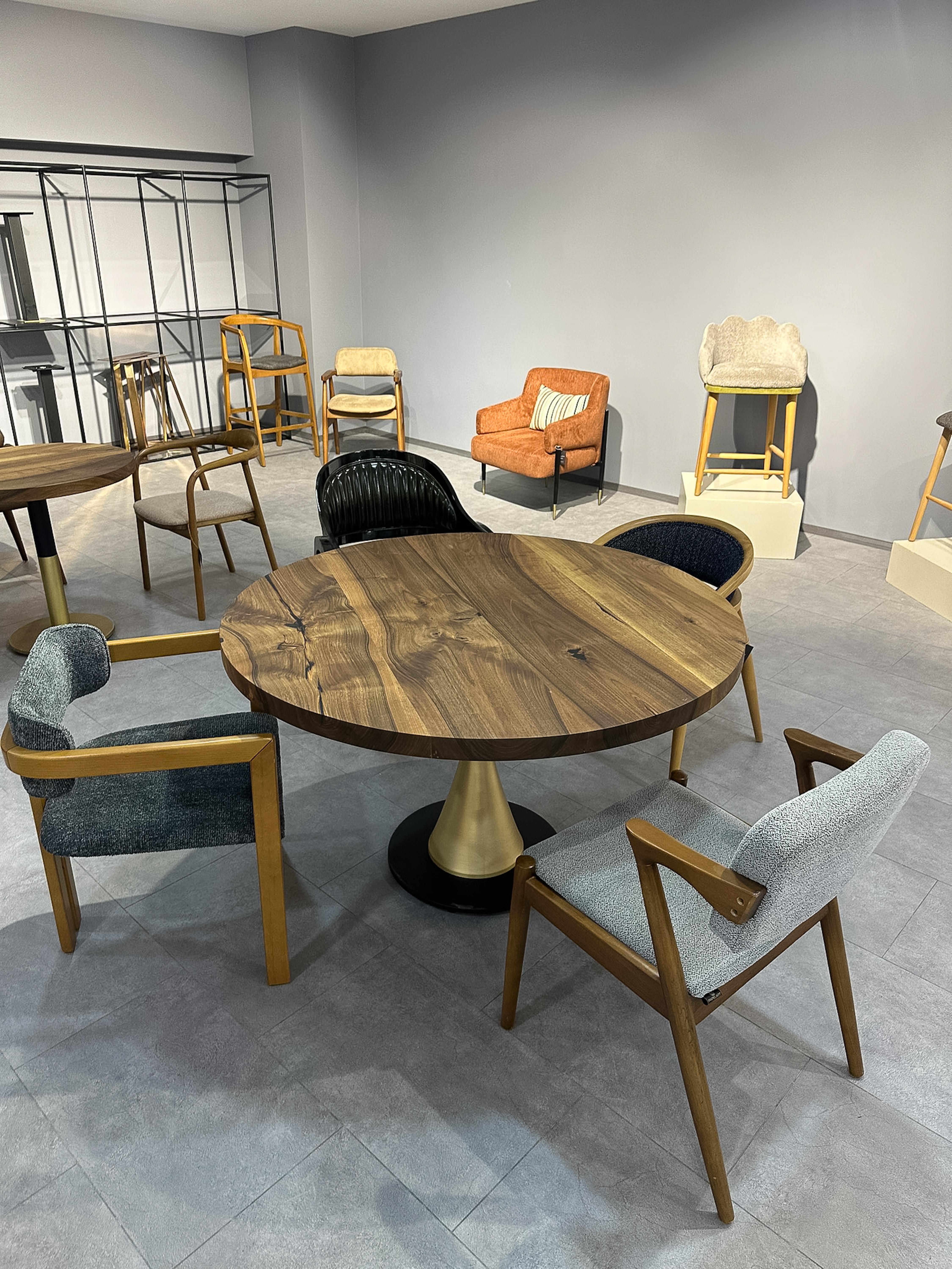 Rustic Wood Black Walnut Custom Dining Room Table - Solid Wood Round Table In New Condition For Sale In İnegöl, TR