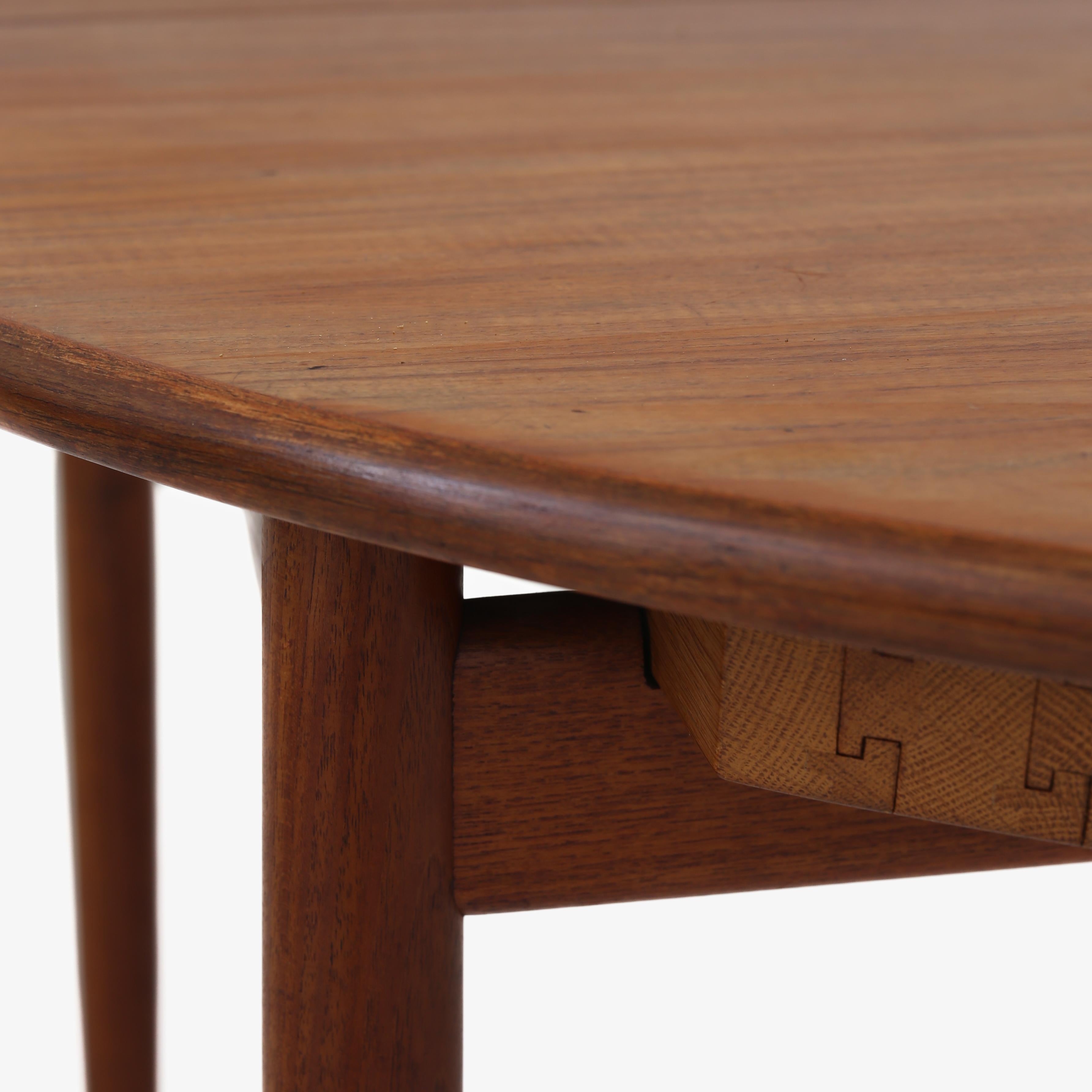 Round dining table in teak with three additional plates. Label from master cabinetmaker. Ejner Larsen & Aksel Bender Madsen / Willy Beck.