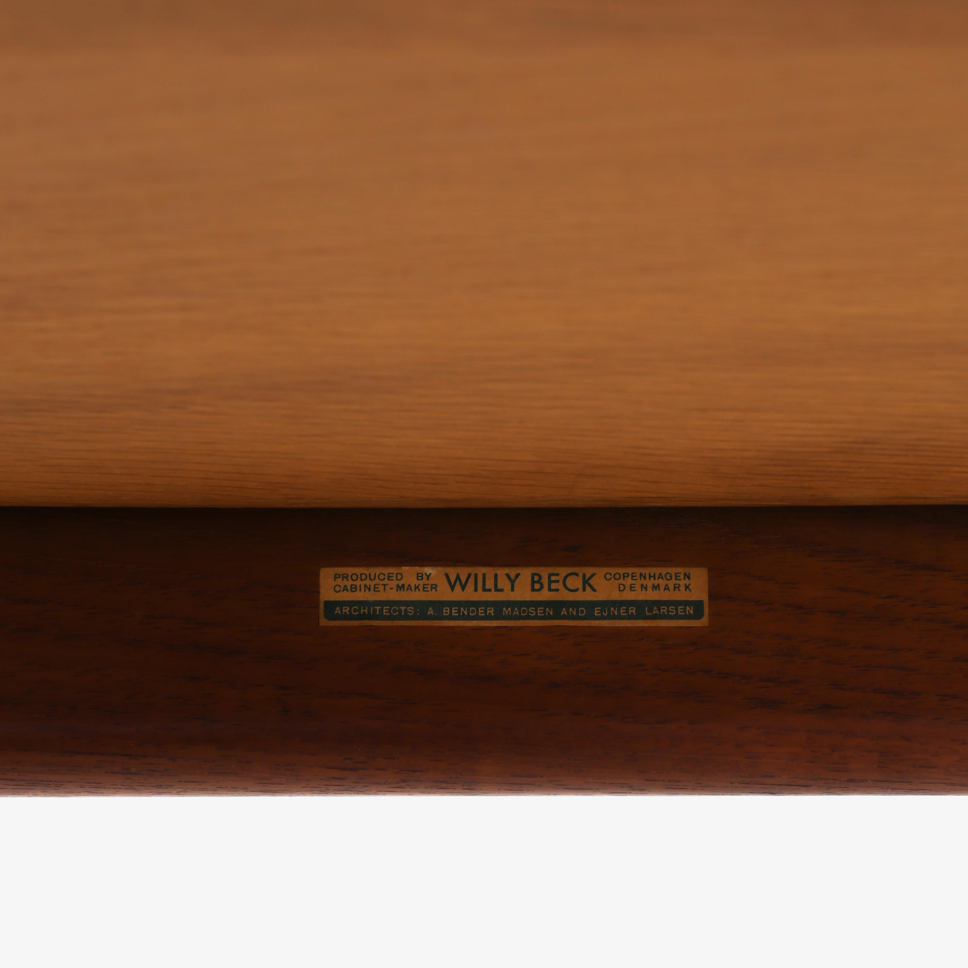 Patiné Table de salle à manger ronde avec plaques d'extension par Ejner Larsen & Aksel Bender Madsen en vente