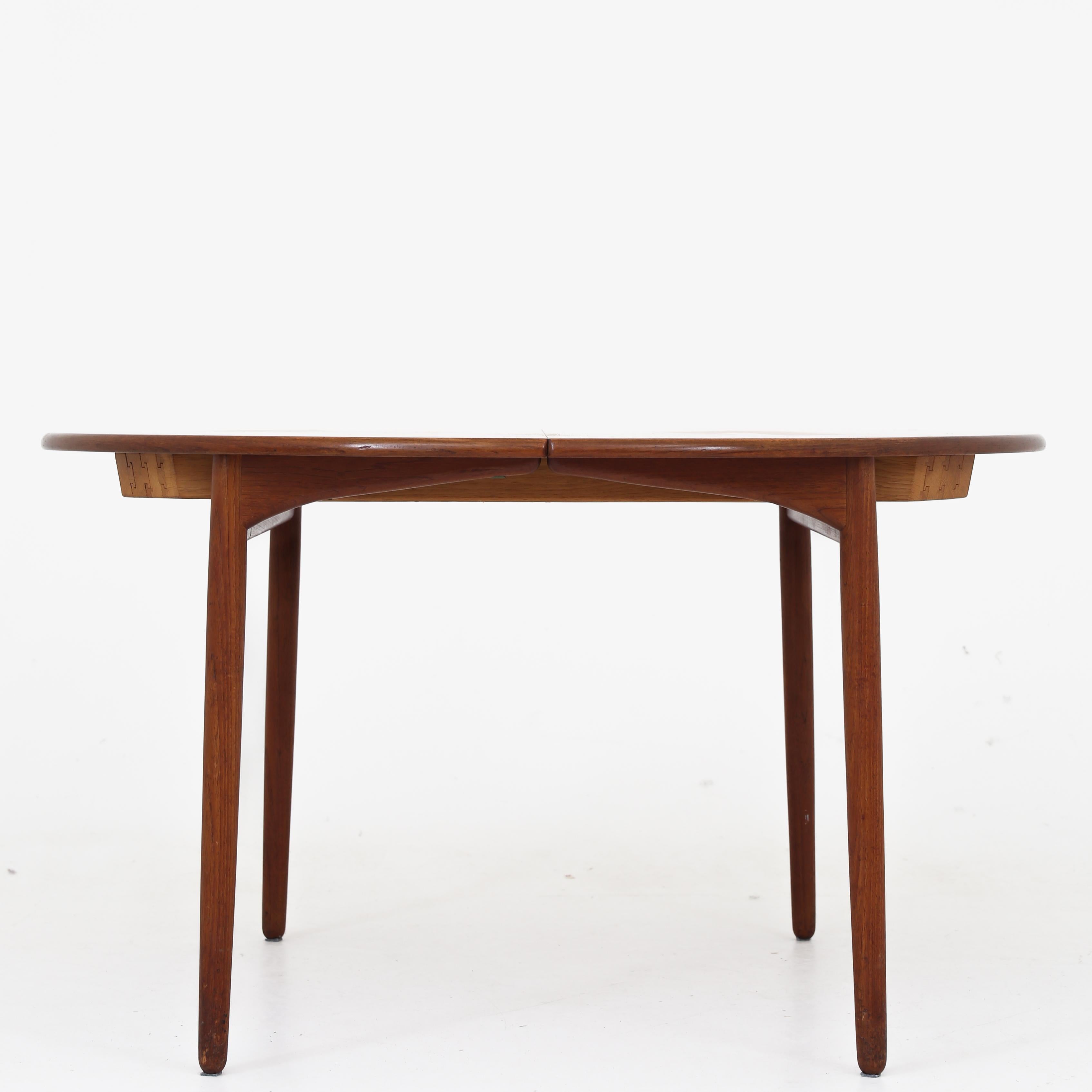 20th Century Round diningtable with extensions plates by Ejner Larsen & Aksel Bender Madsen For Sale