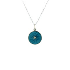 Collana con ciondolo a forma di disco rotondo in oro bianco 18k con smalto turchese Guilloche Paillons