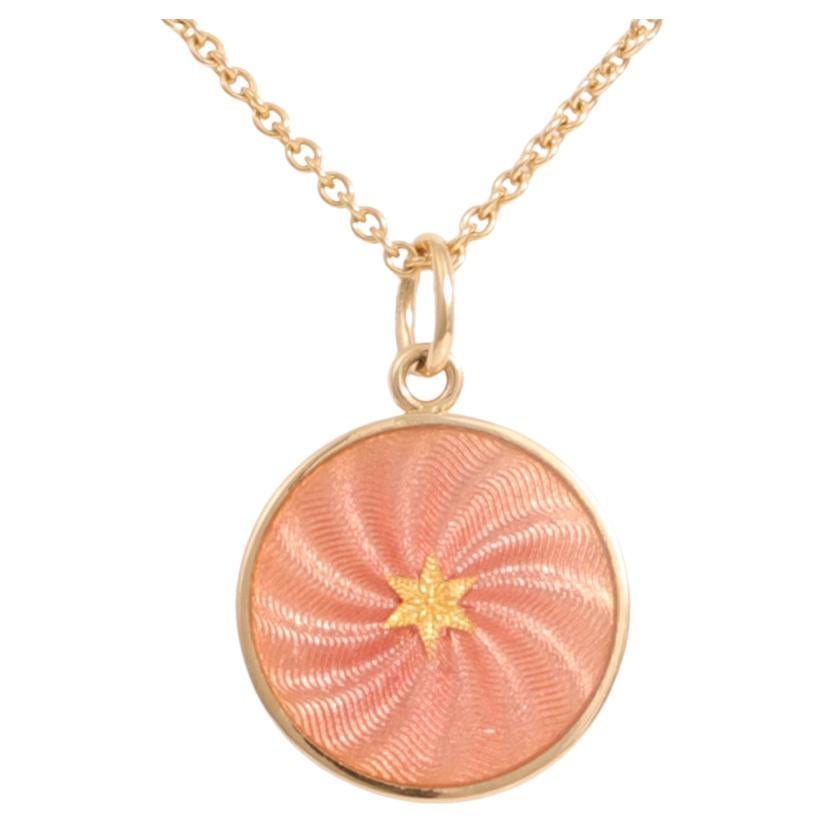 Collier pendentif disque rond guilloché en or jaune 18 carats, émail rose et paillons