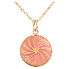 Collier pendentif disque rond guilloché en or jaune 18 carats, émail rose et paillons