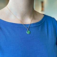 Collana con ciondolo a forma di disco rotondo in oro giallo 18k con smalto turchese Guilloche Paillons