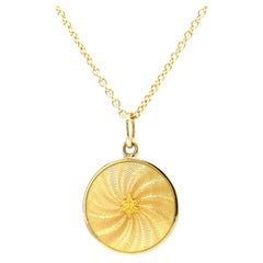 Collier pendentif guilloché en or jaune 18 carats, émail jaune et paillons 