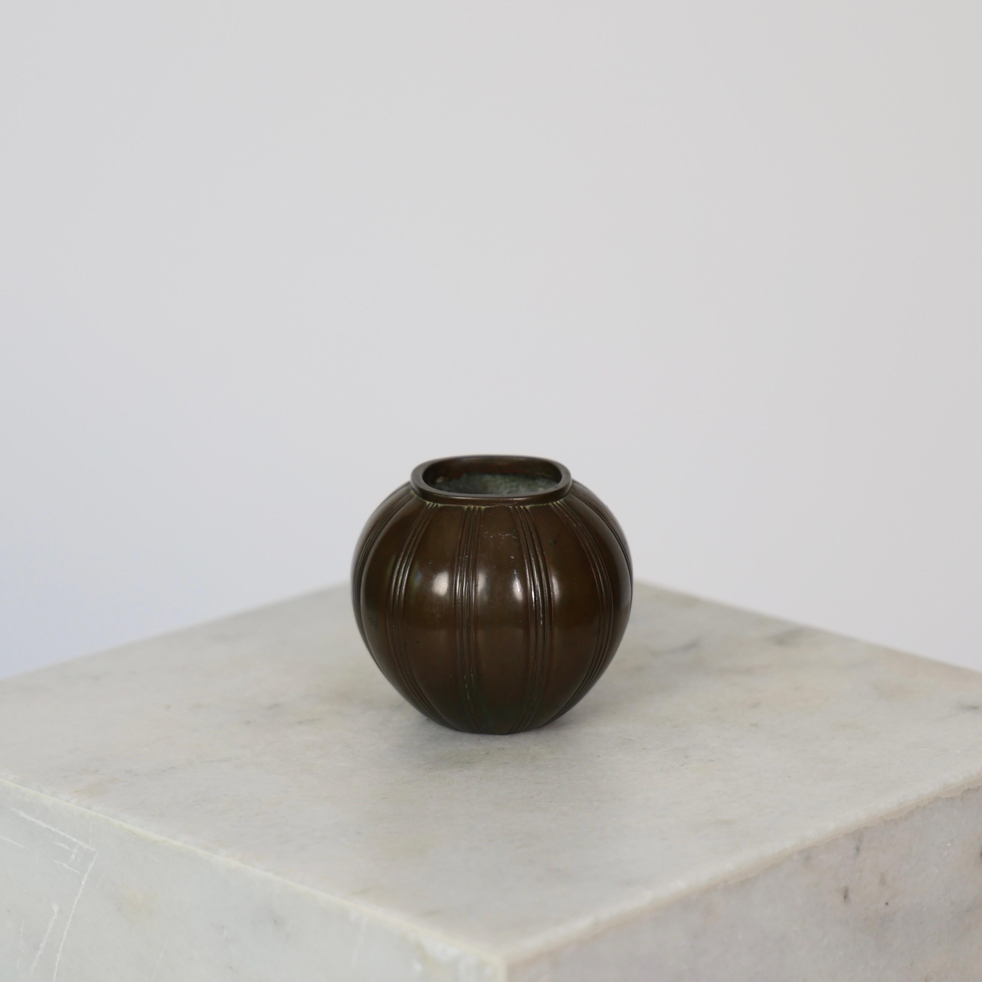 Runde Diskometalvase von Just Andersen, 1930er Jahre, Dänemark im Angebot 4