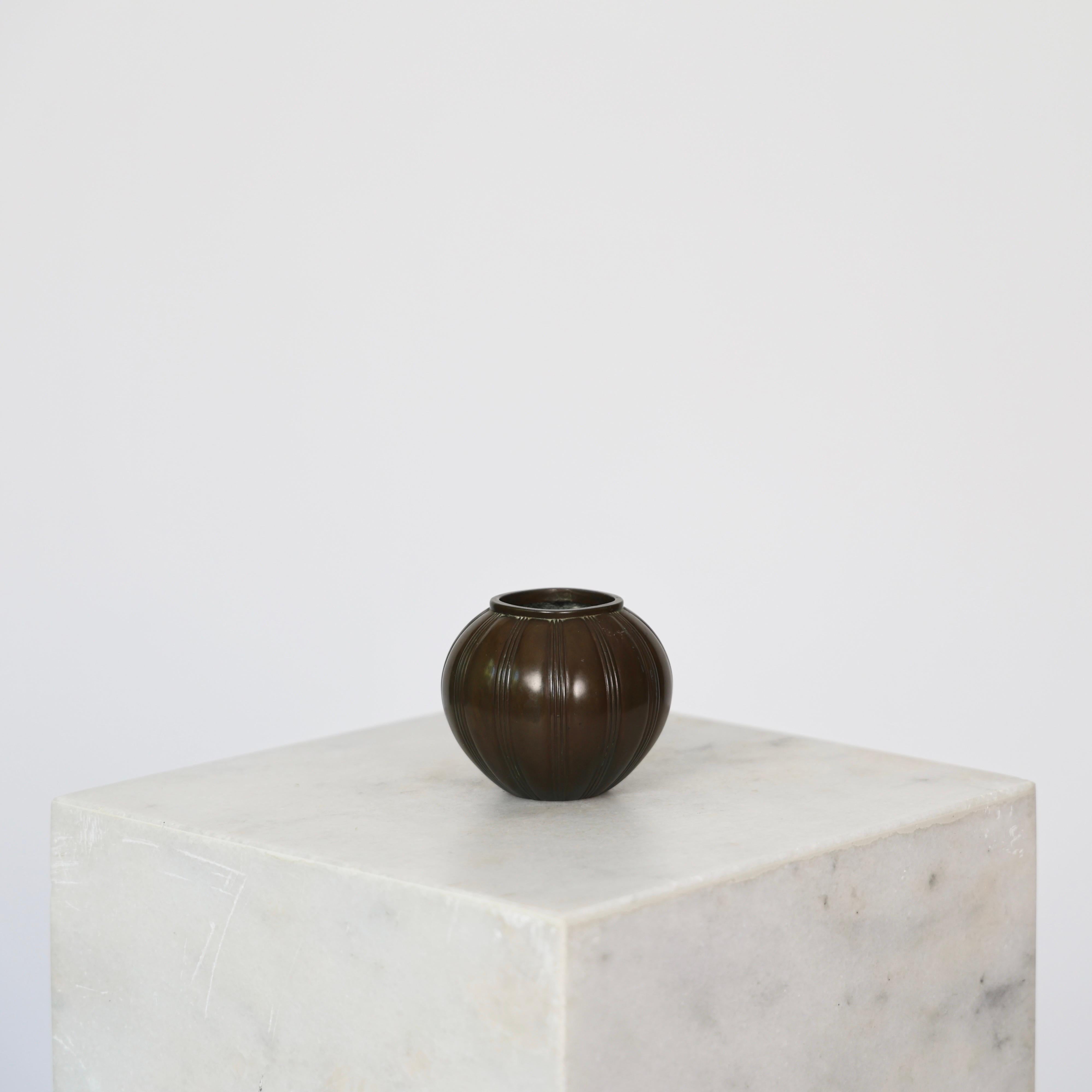 Runde Diskometalvase von Just Andersen, 1930er Jahre, Dänemark (Art déco) im Angebot