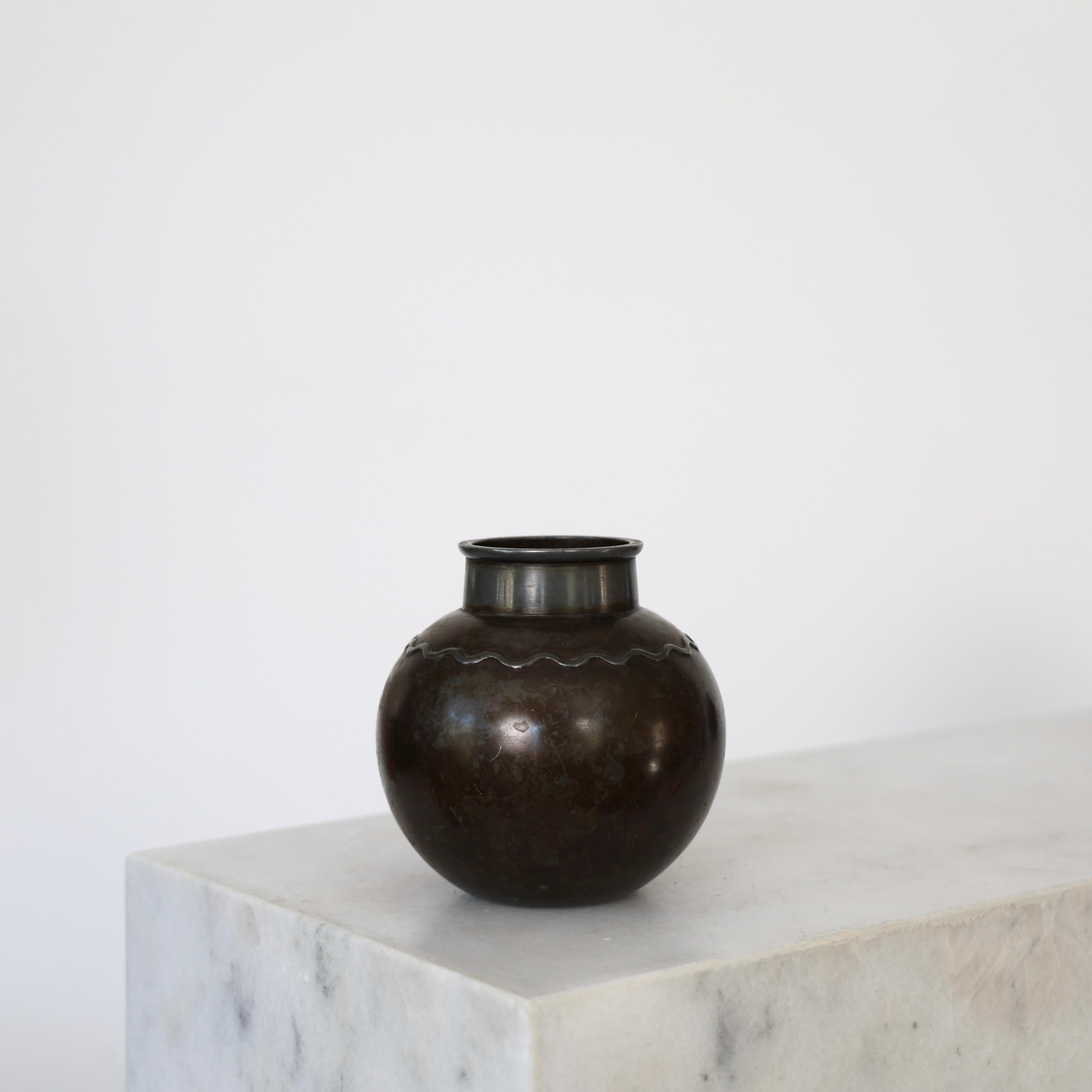 Vaso rotondo Diskometal di Just Andersen, anni '30, Danimarca In condizioni discrete in vendita a Værløse, DK