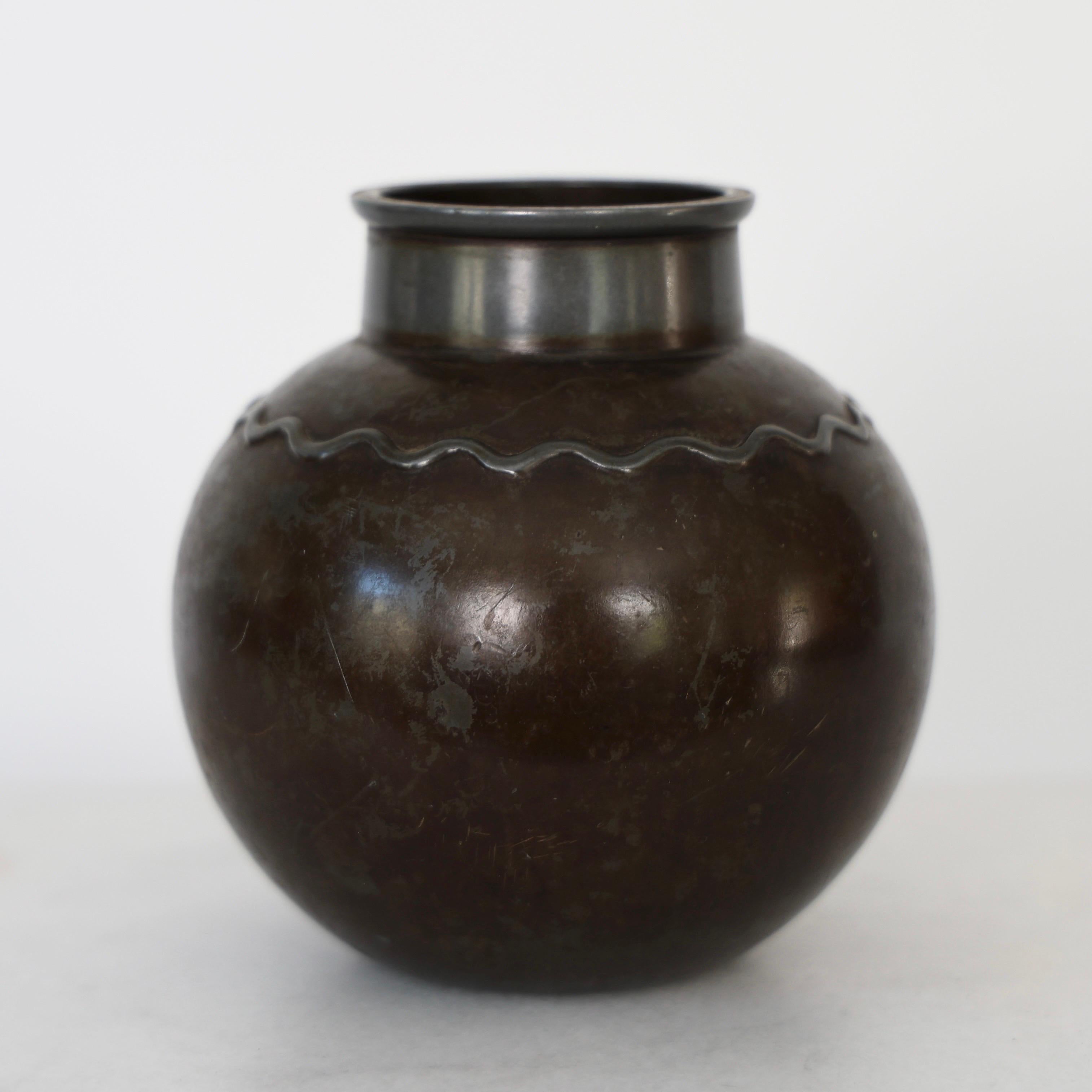 Metallo Vaso rotondo Diskometal di Just Andersen, anni '30, Danimarca in vendita