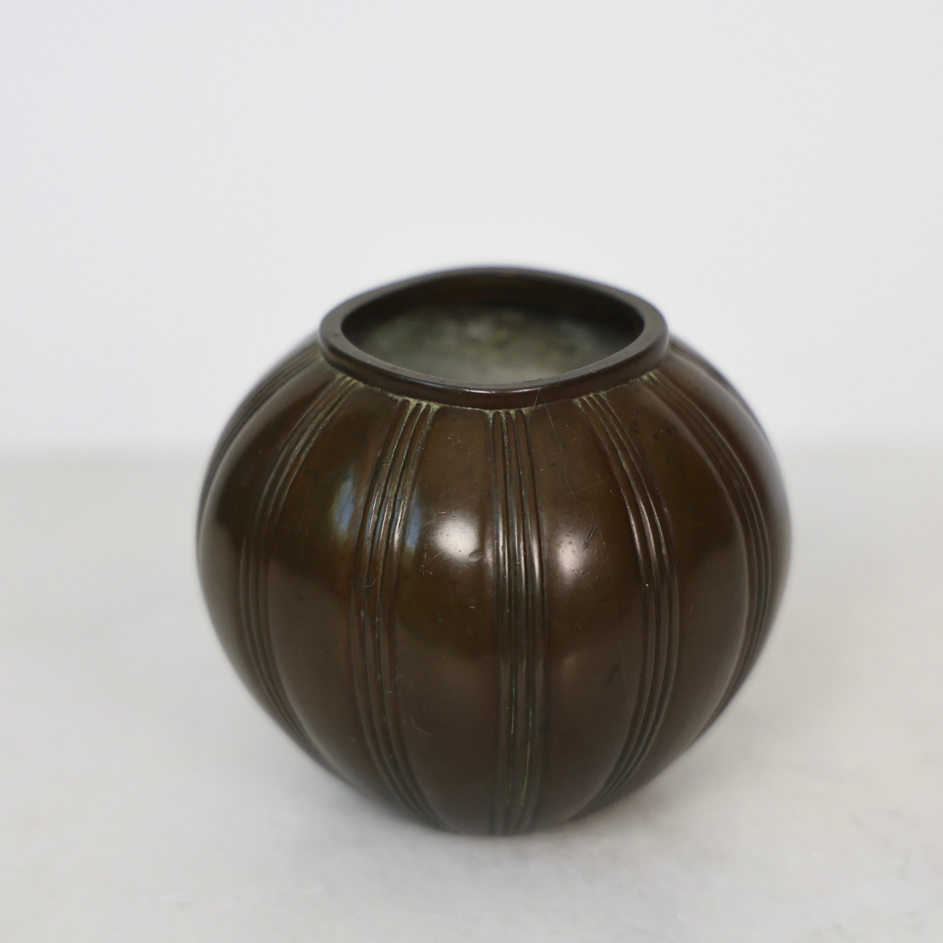 Runde Diskometalvase von Just Andersen, 1930er Jahre, Dänemark (Metall) im Angebot