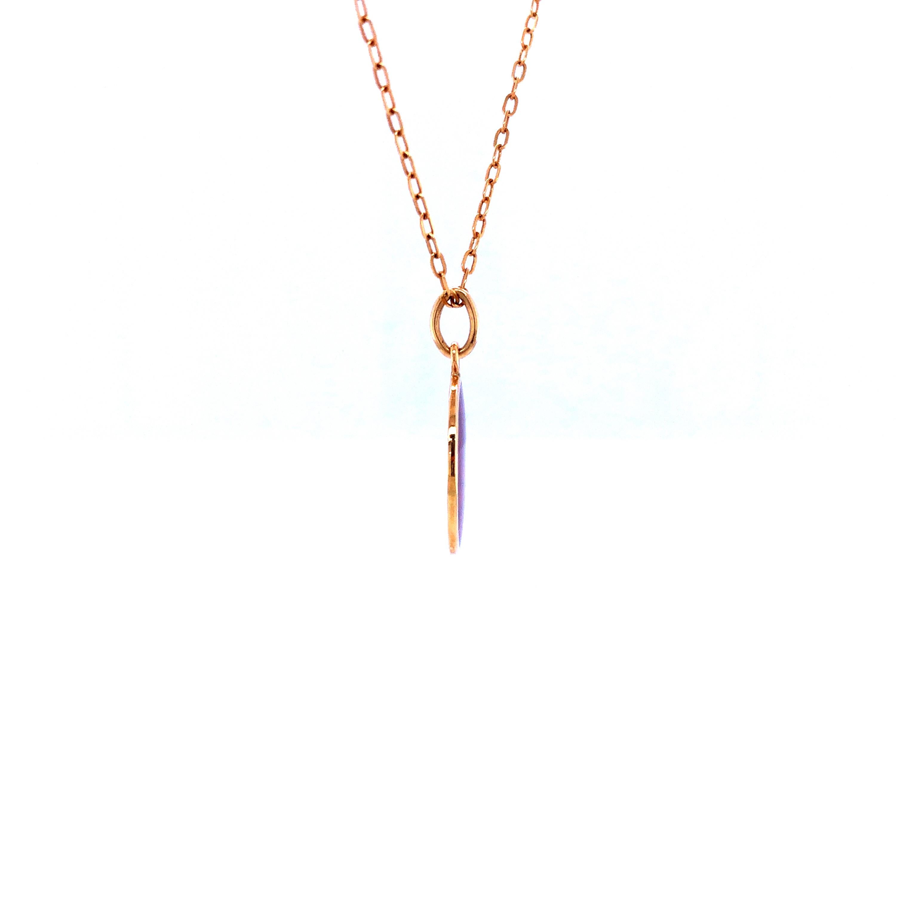 Contemporain Collier pendentif disque rond en or jaune 18 carats émaillé guilloché framboise en vente