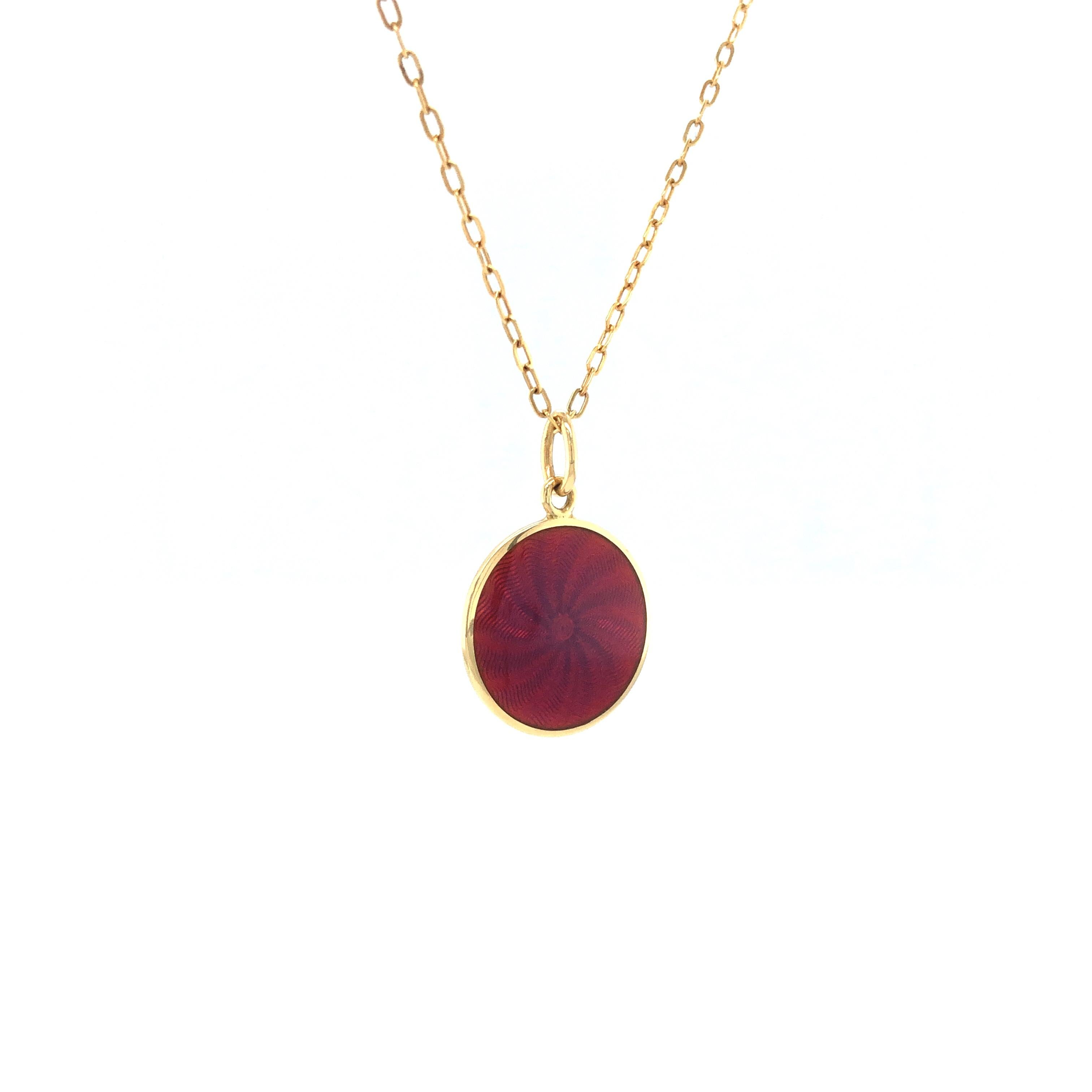 Collier pendentif disque rond en or jaune 18 carats émaillé guilloché framboise en vente 3