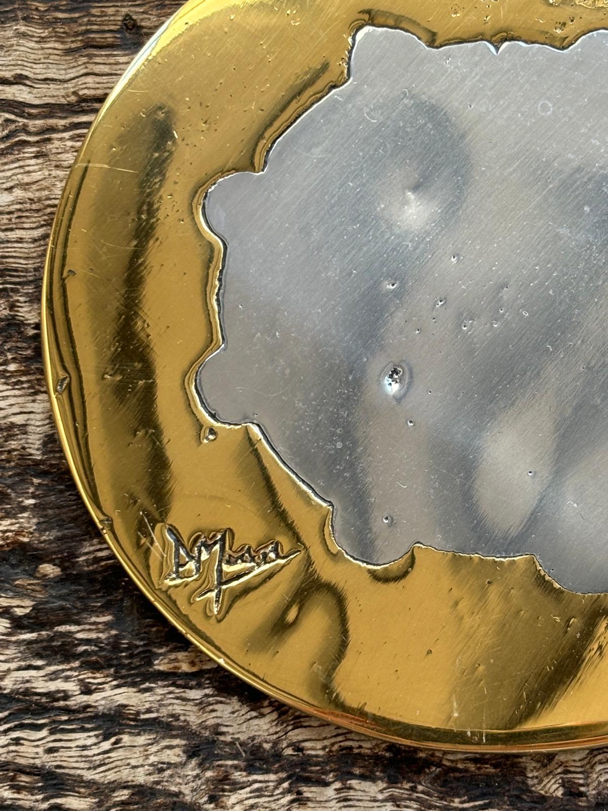 Der runde Untersetzer wurde von David Marshall aus Aluminium-Sandguss hergestellt.
 Wir verwenden recycelte MATERIALIEN. Alle unsere Stücke werden in unserer Gießerei und Werkstatt in Spanien handgefertigt, montiert und fertiggestellt.
Es ist vom