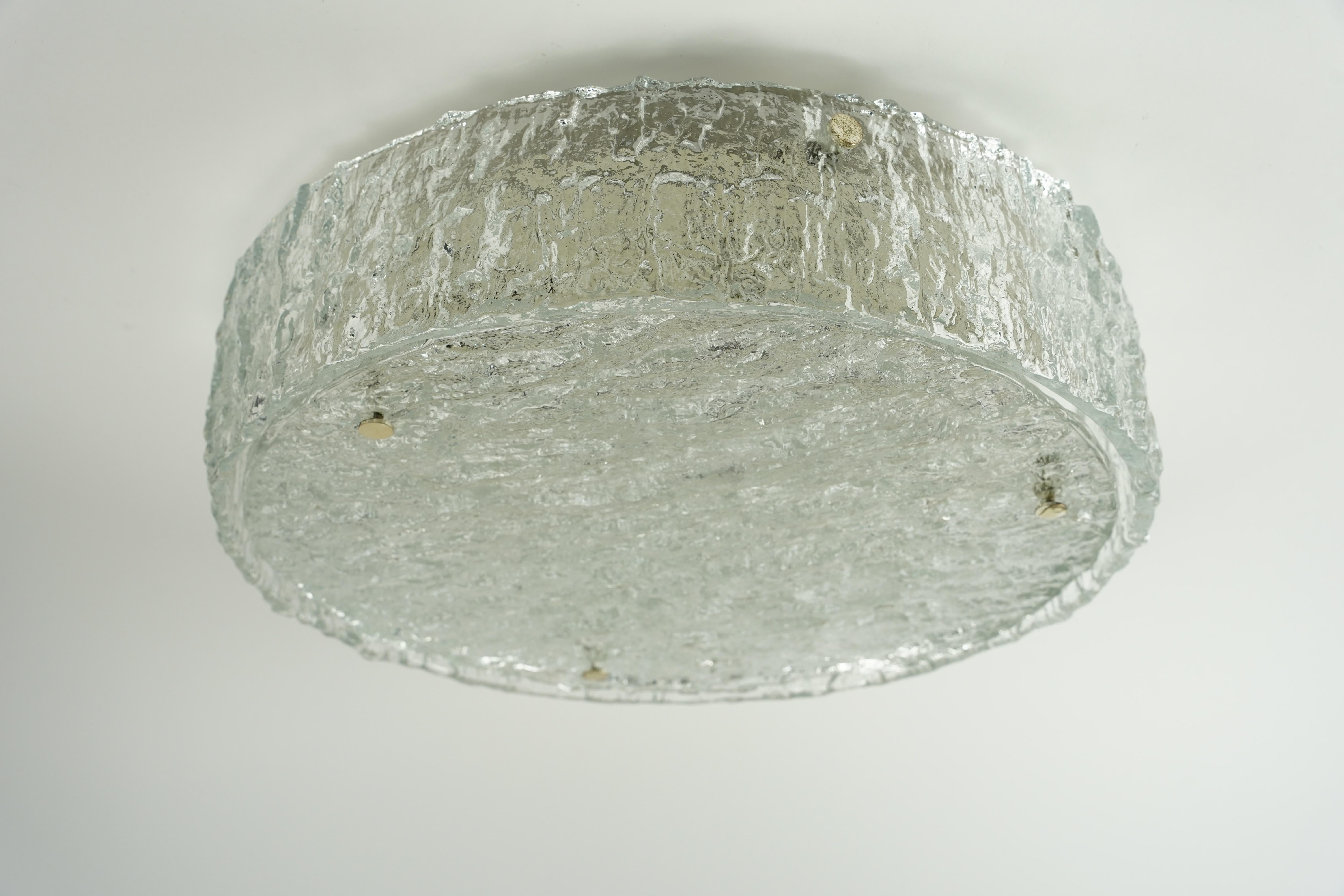 Verre encastré de Kaiser, Allemagne 1960, diffuseur rond en verre en forme de tambour texturé à l'extérieur.

La livraison peut être organisée dans la région de New York.