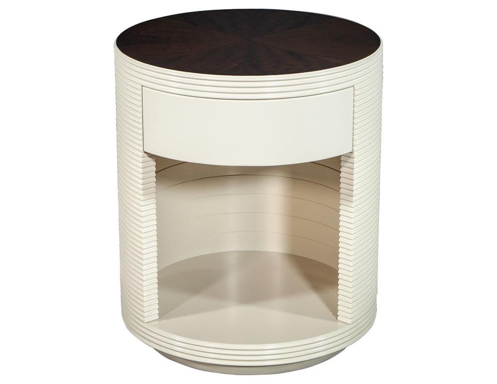Moderne Table d'appoint ronde en forme de tambour avec plateau en forme d'étoile en vente