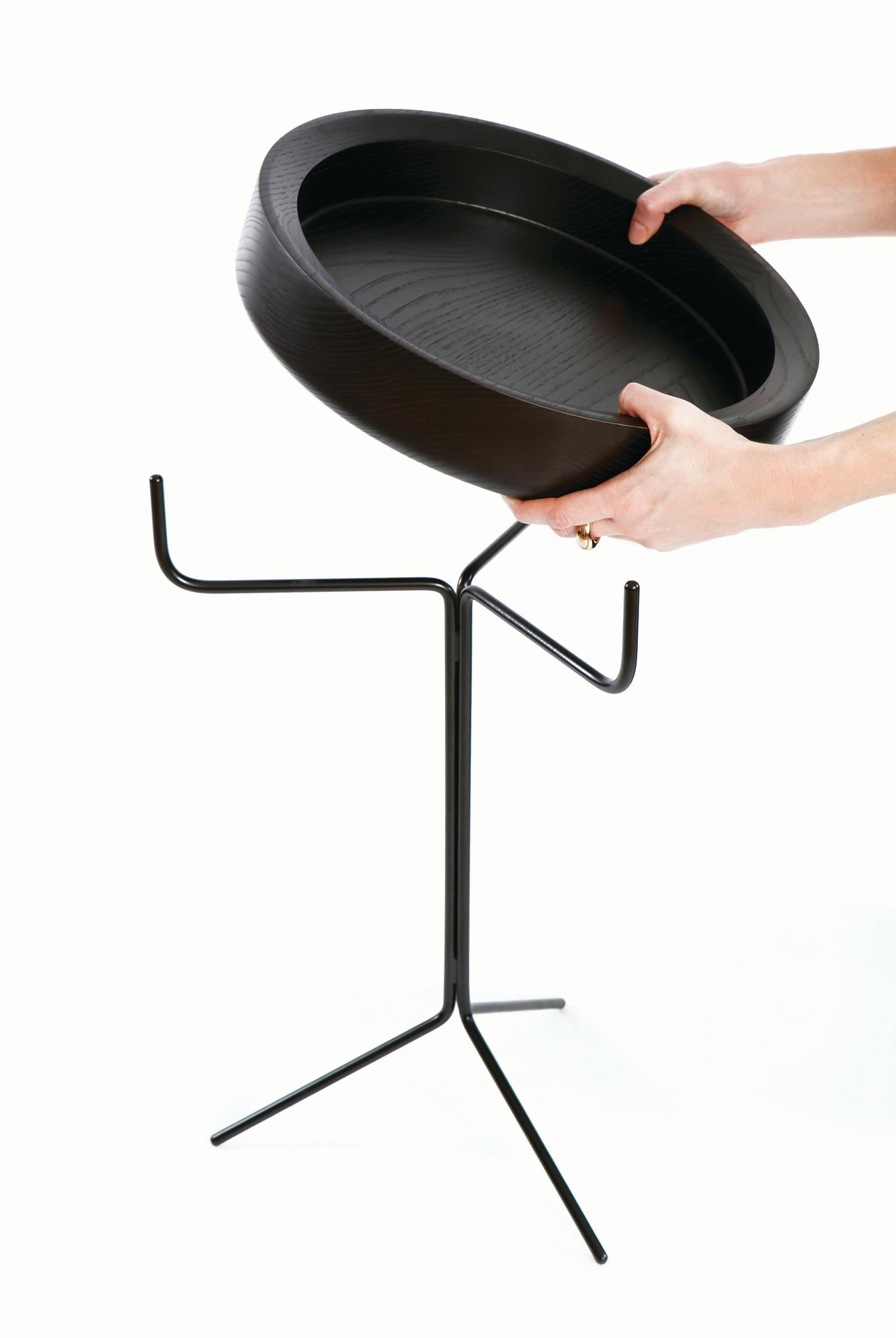 XXIe siècle et contemporain Table d'appoint ronde à plateau tambour Corinna Warm pour Swedese H 14 po. en frêne noir, cadre noir en vente