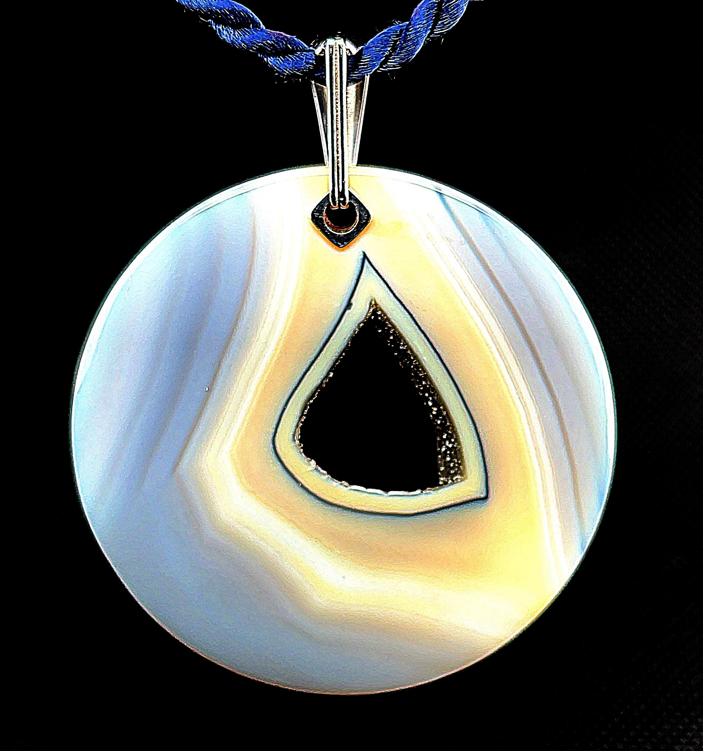 Druzy Quartz Agate Pendant with Rhodium in 14k White Gold  In New Condition For Sale In Los Angeles, CA