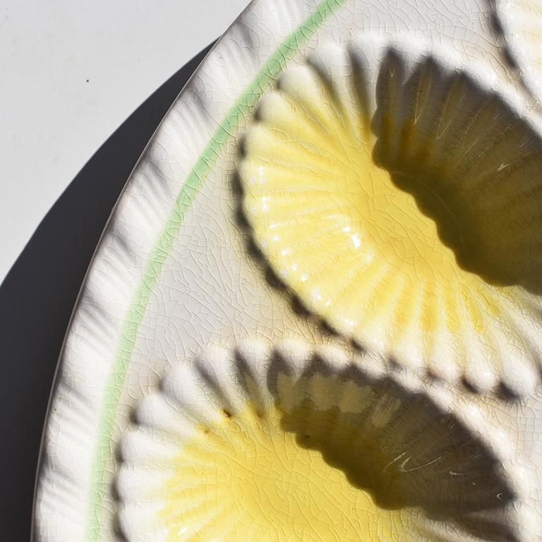 20ième siècle Plat de service à huîtres rond en céramique jaune et vert en vente