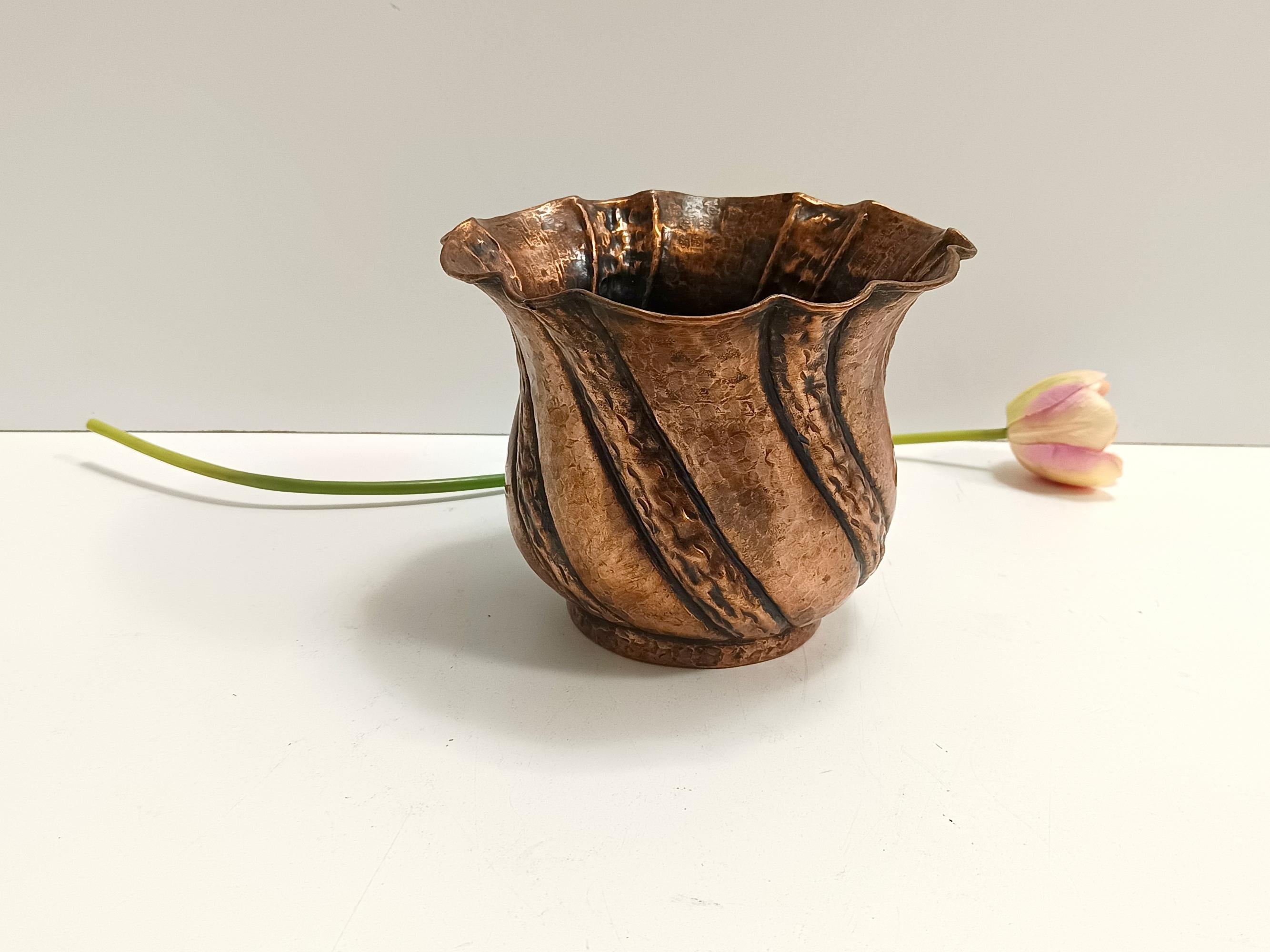 Hergestellt in Italien, 1950er Jahre.
Dieser Übertopf, der auch als Tafelaufsatz oder Vase verwendet werden kann, besteht aus geprägtem Kupfer und stammt wahrscheinlich von Egidio Casagrande. 
Es könnte leichte Gebrauchsspuren aufweisen, da es