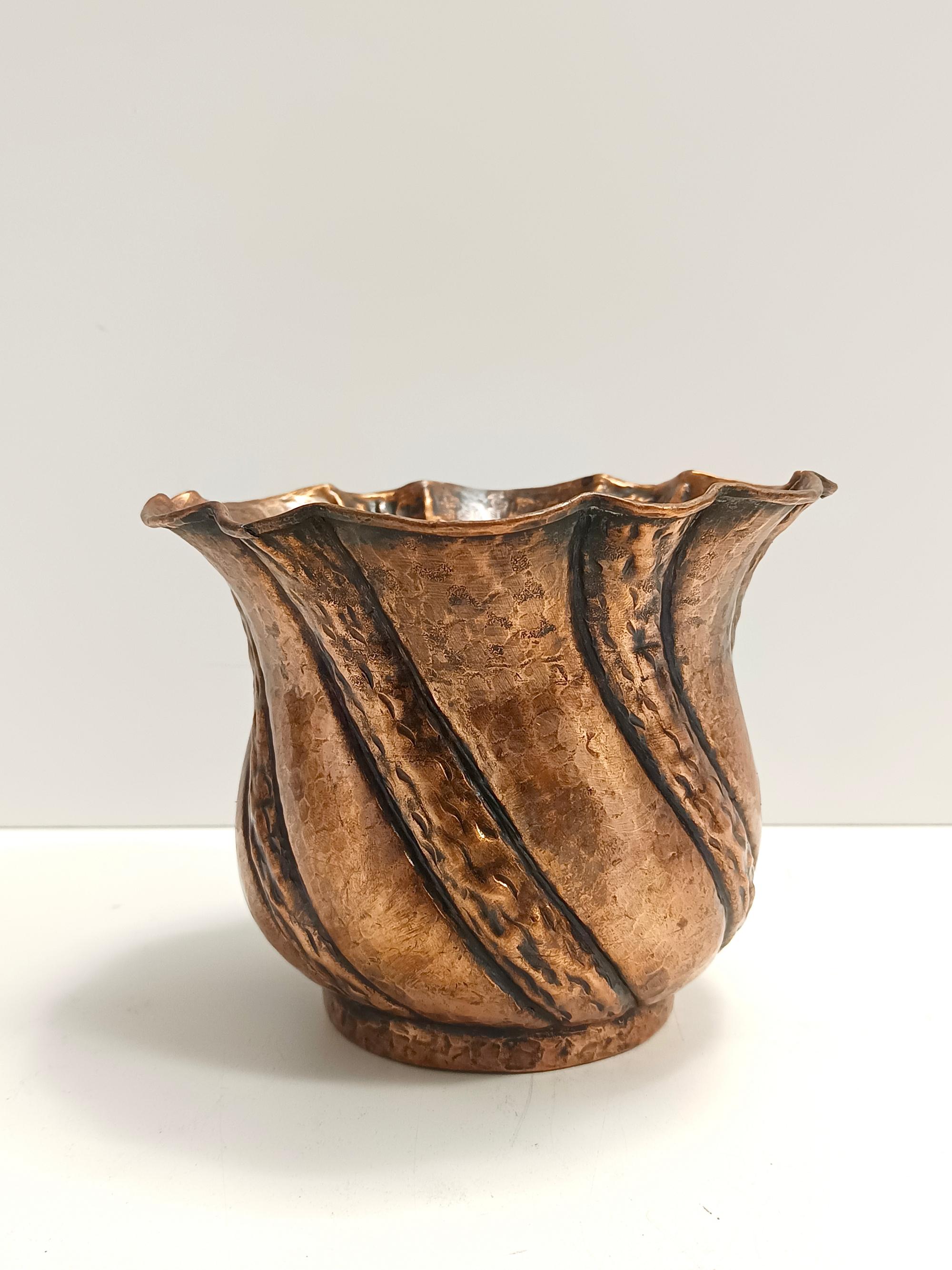 Runder Blumenkästen-/Vase aus geprägtem Kupfer mit Prägung, Egidio Casagrande, Italien (Geprägt) im Angebot