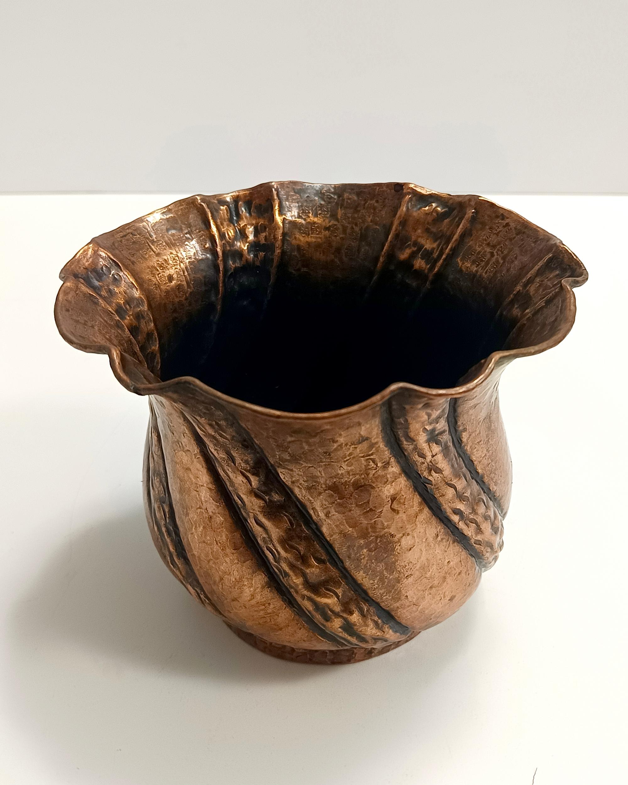 Runder Blumenkästen-/Vase aus geprägtem Kupfer mit Prägung, Egidio Casagrande, Italien im Zustand „Hervorragend“ im Angebot in Bresso, Lombardy