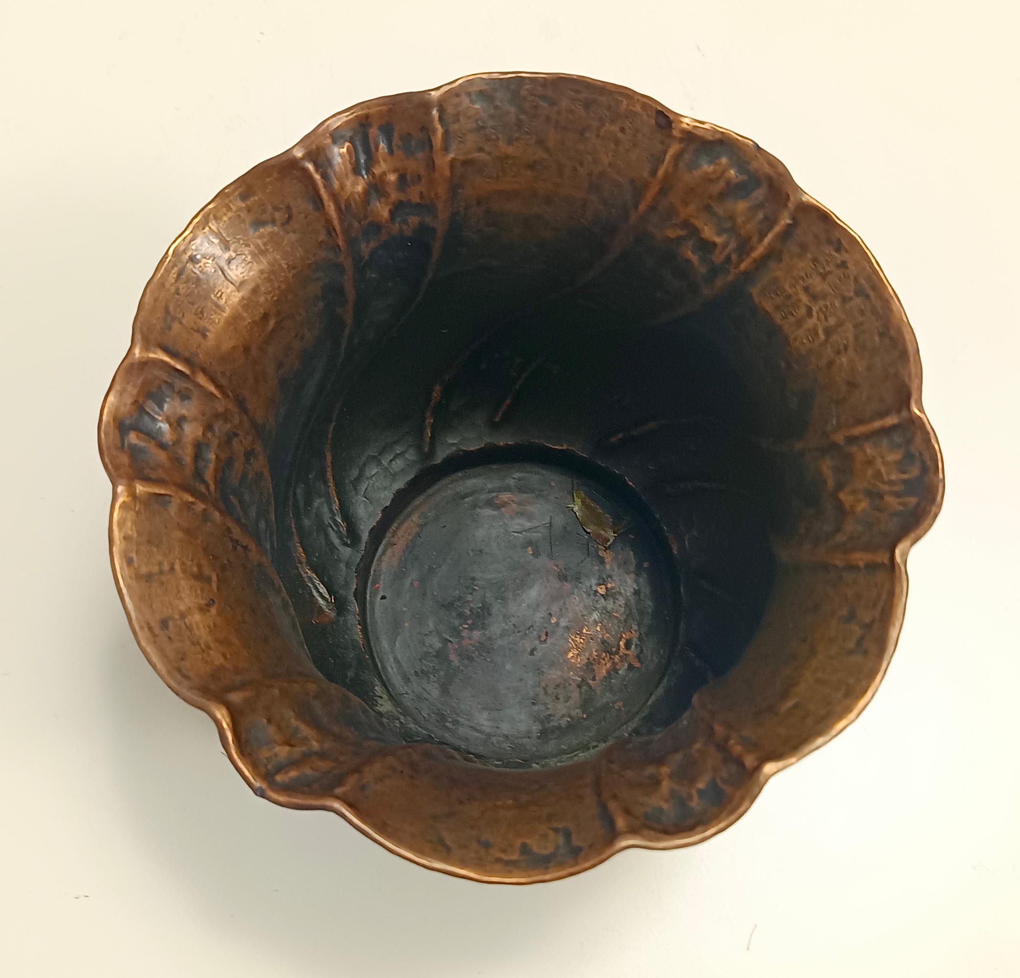 Runder Blumenkästen-/Vase aus geprägtem Kupfer mit Prägung, Egidio Casagrande, Italien (Mitte des 20. Jahrhunderts) im Angebot