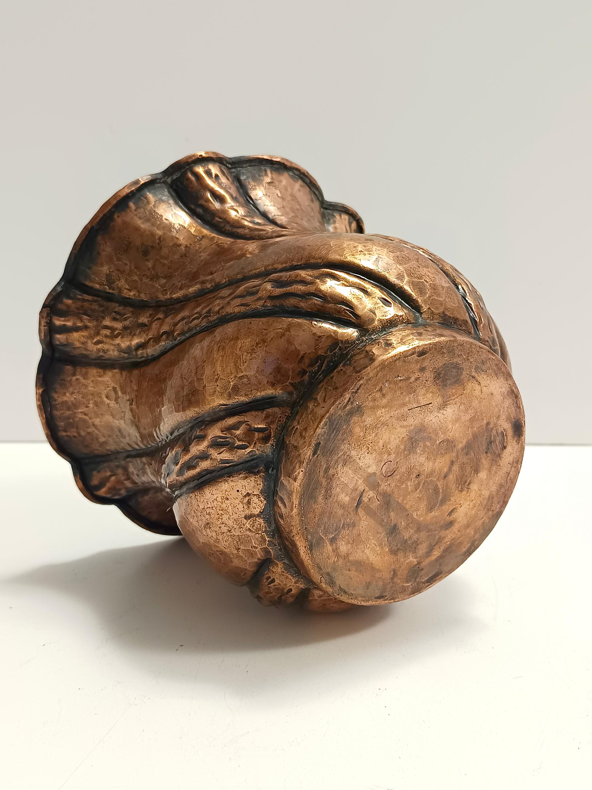 Runder Blumenkästen-/Vase aus geprägtem Kupfer mit Prägung, Egidio Casagrande, Italien im Angebot 1