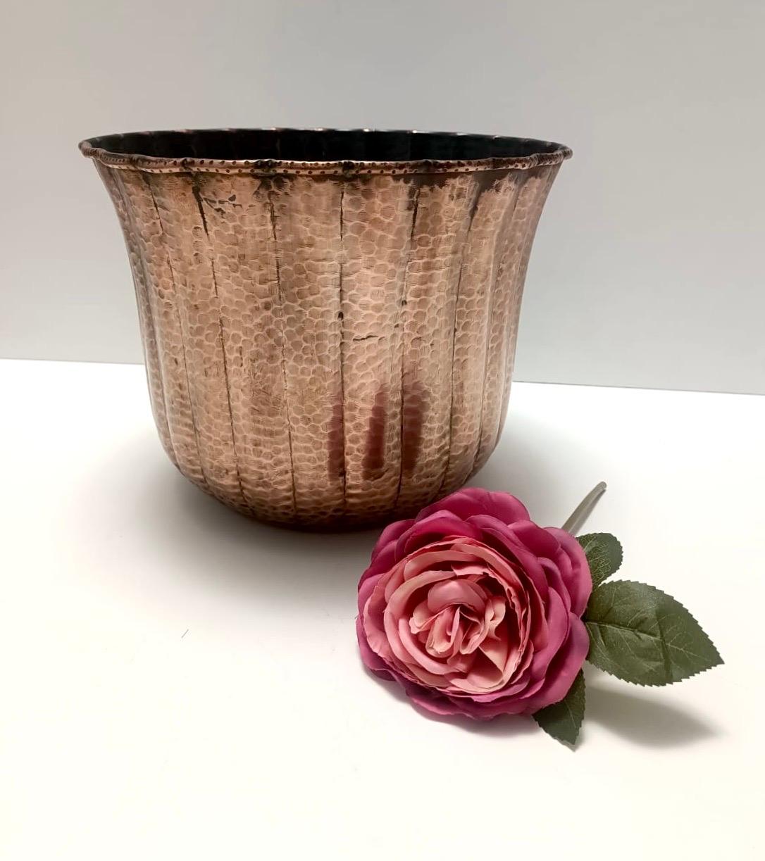 Runder Blumenkästen-/Vase aus geprägtem Kupfer im Stil von Egidio Casagrande, Italien (Moderne der Mitte des Jahrhunderts) im Angebot