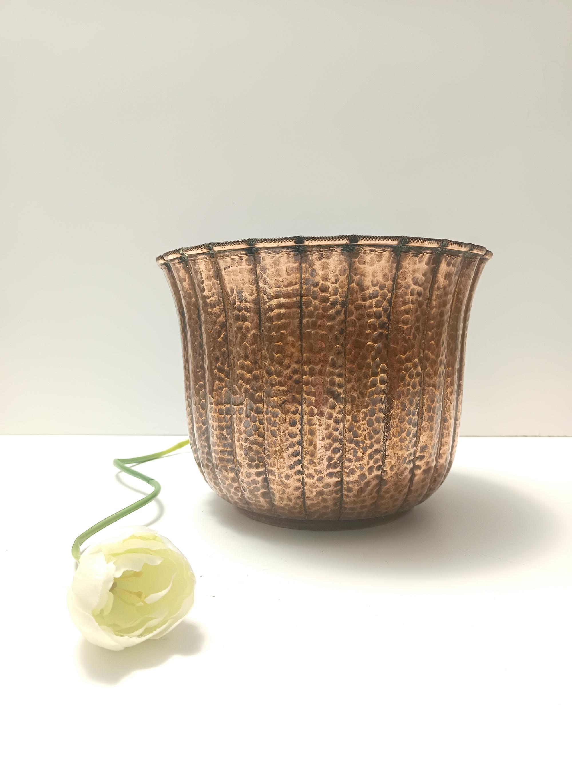 Mid-Century moderno Cachepot / Vaso rotondo in rame sbalzato nello stile di Egidio Casagrande, Italia in vendita