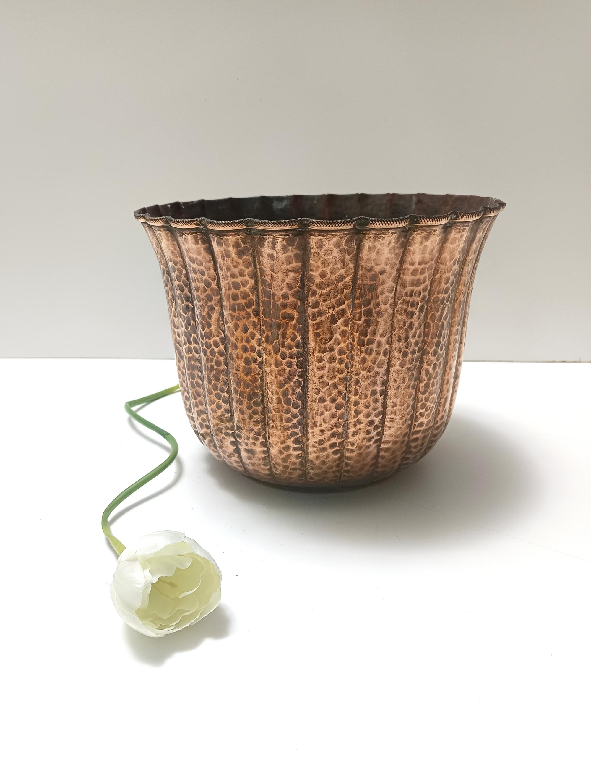 Italiano Cachepot / Vaso rotondo in rame sbalzato nello stile di Egidio Casagrande, Italia in vendita