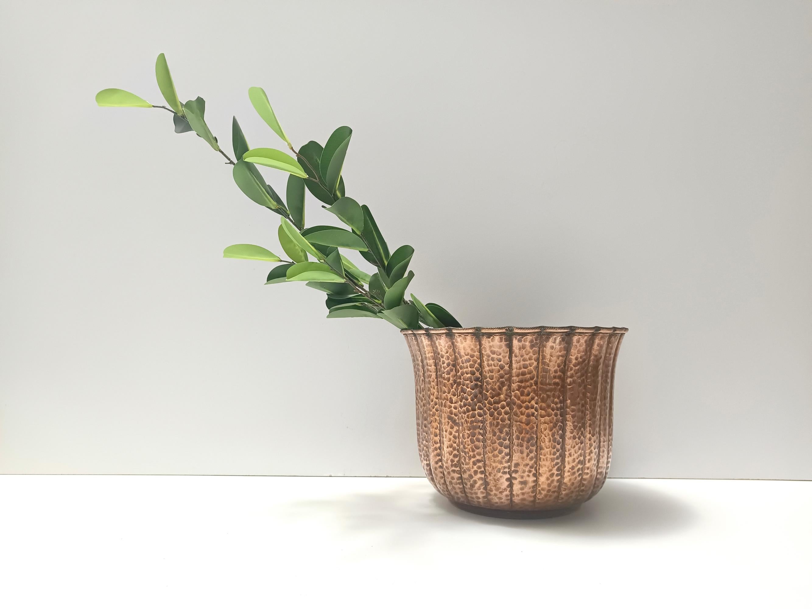 Goffrato Cachepot / Vaso rotondo in rame sbalzato nello stile di Egidio Casagrande, Italia in vendita