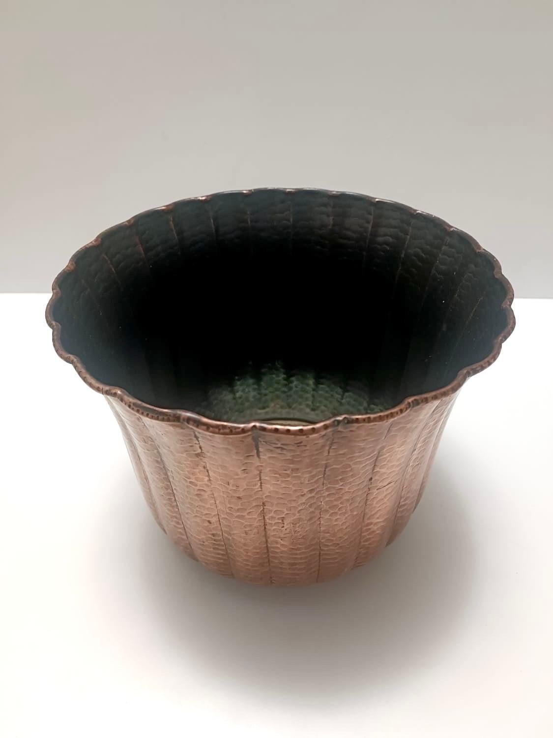 Runder Blumenkästen-/Vase aus geprägtem Kupfer im Stil von Egidio Casagrande, Italien im Zustand „Hervorragend“ im Angebot in Bresso, Lombardy