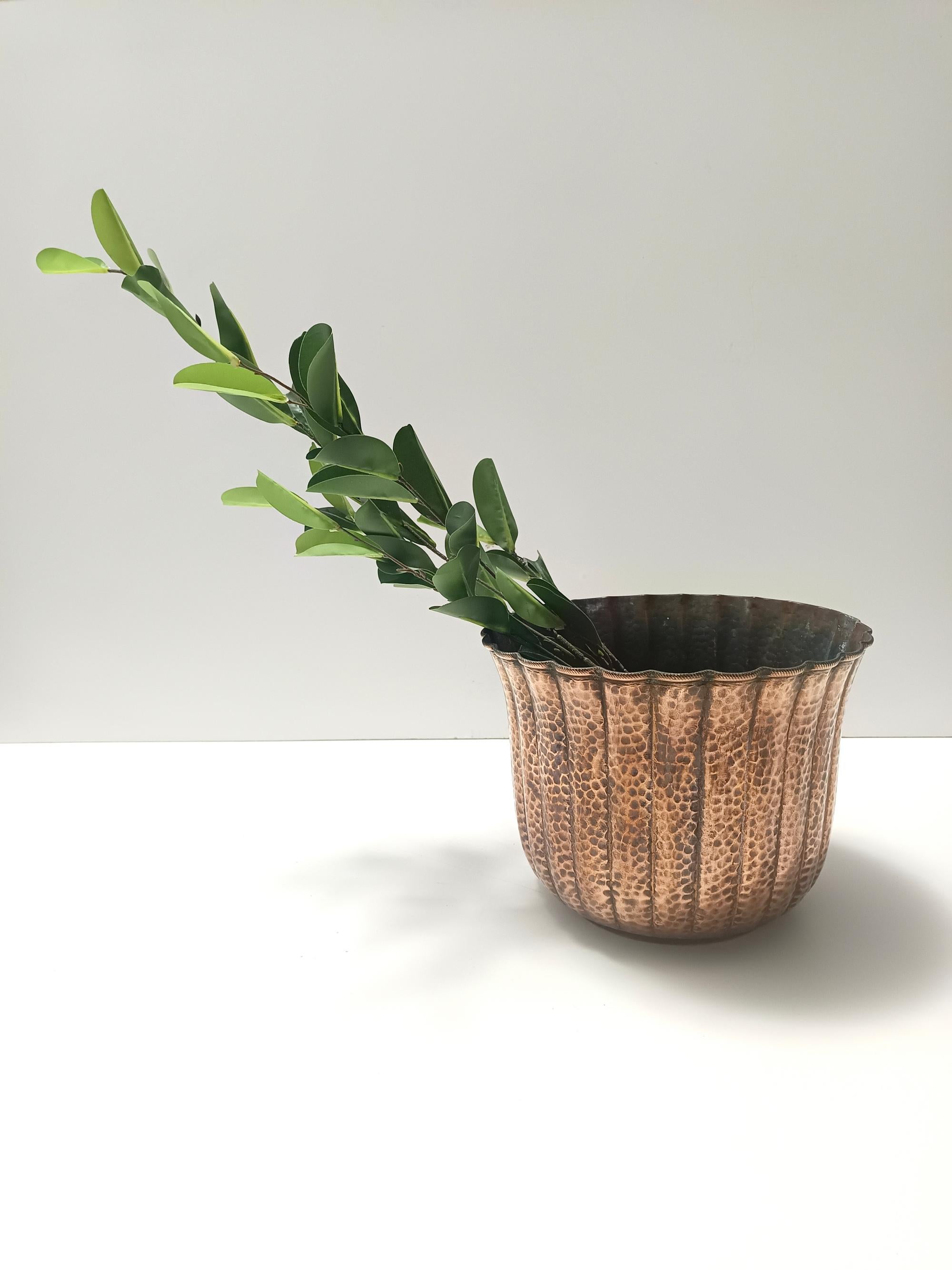 Cachepot / Vaso rotondo in rame sbalzato nello stile di Egidio Casagrande, Italia In condizioni ottime in vendita a Bresso, Lombardy