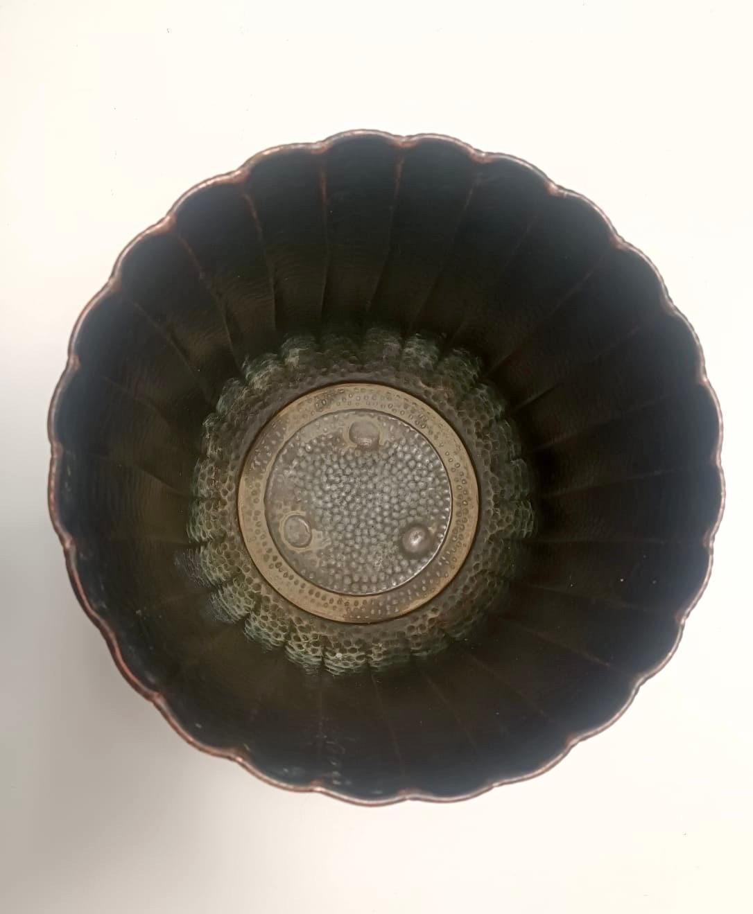 Runder Blumenkästen-/Vase aus geprägtem Kupfer im Stil von Egidio Casagrande, Italien (Mitte des 20. Jahrhunderts) im Angebot