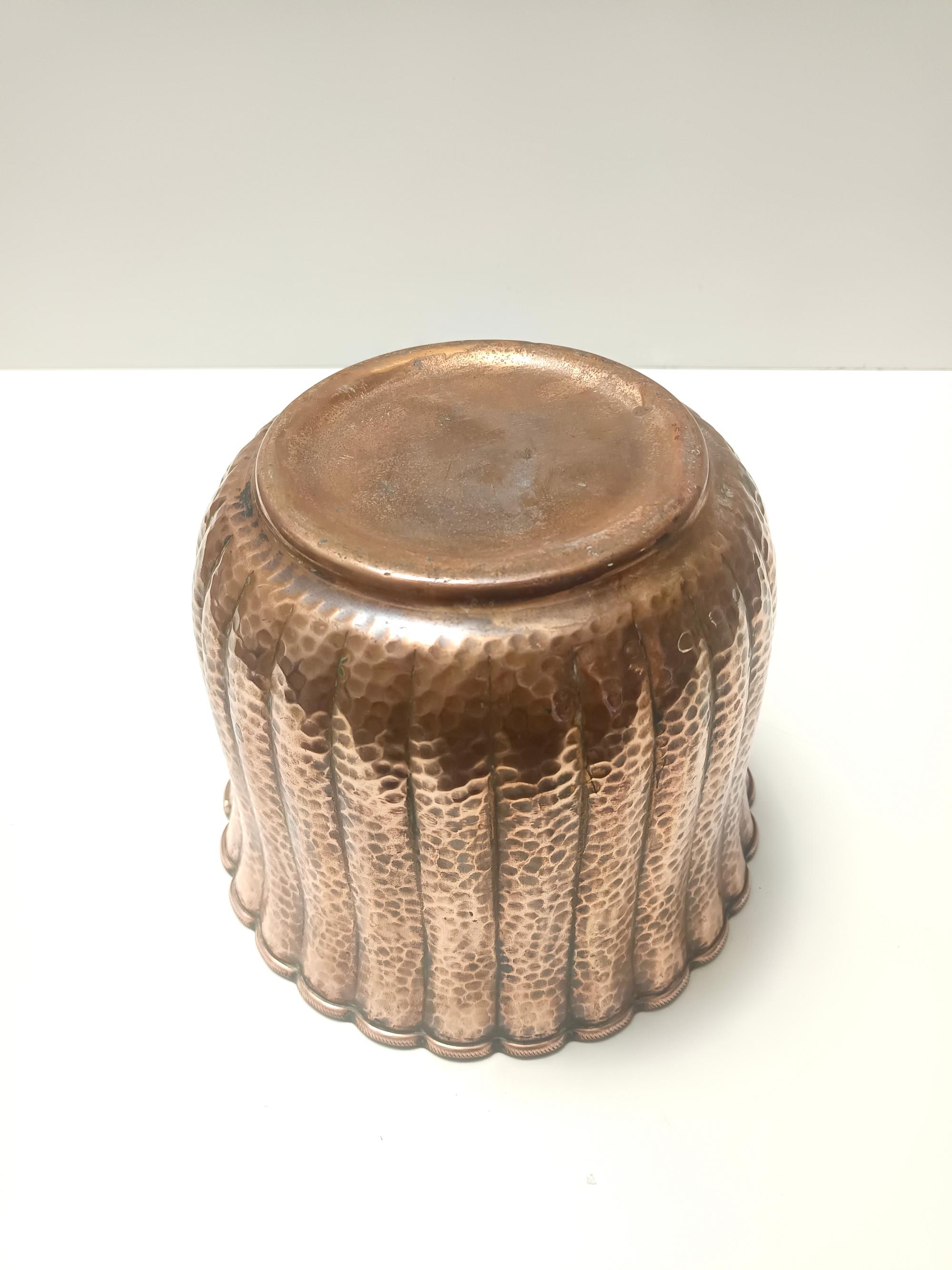 Metà XX secolo Cachepot / Vaso rotondo in rame sbalzato nello stile di Egidio Casagrande, Italia in vendita