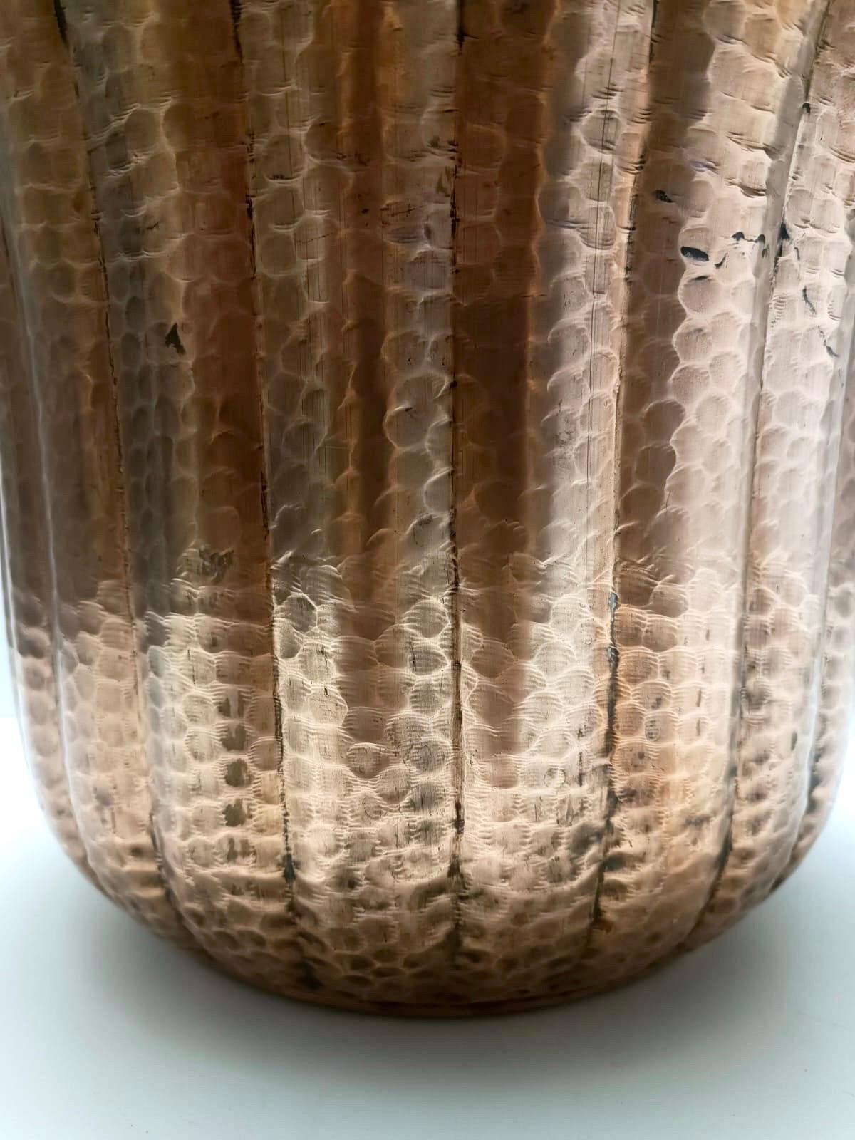 Runder Blumenkästen-/Vase aus geprägtem Kupfer im Stil von Egidio Casagrande, Italien im Angebot 1