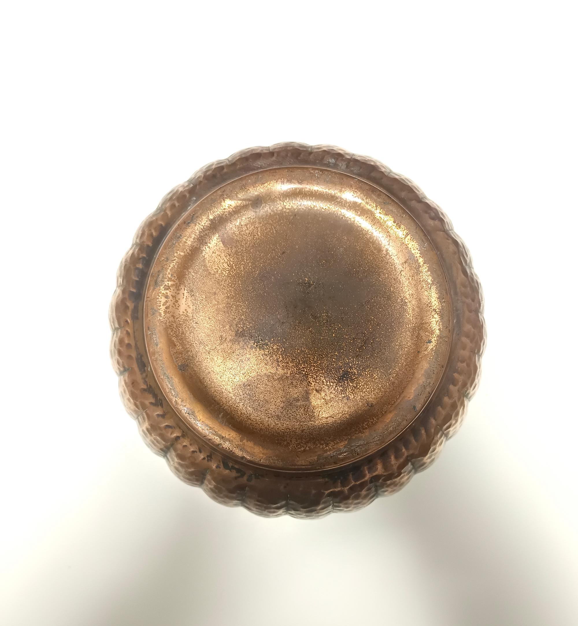 Rame Cachepot / Vaso rotondo in rame sbalzato nello stile di Egidio Casagrande, Italia in vendita