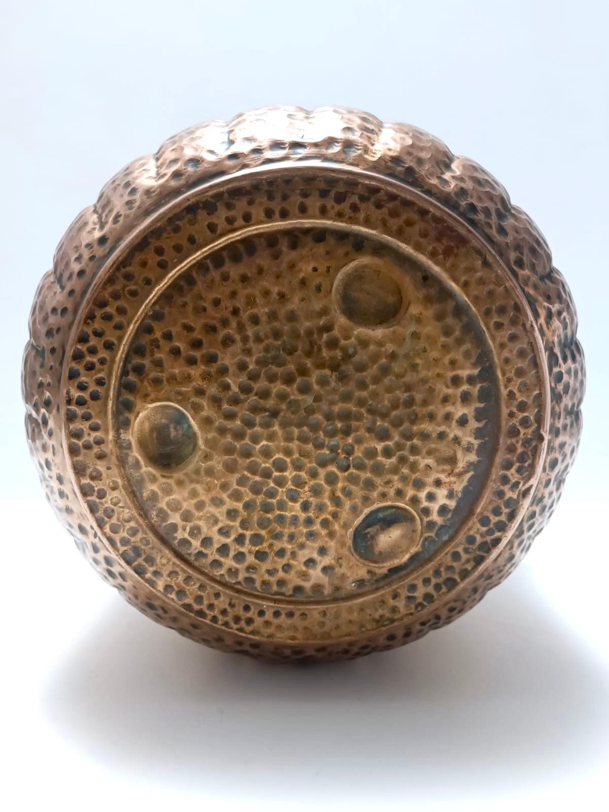 Runder Blumenkästen-/Vase aus geprägtem Kupfer im Stil von Egidio Casagrande, Italien im Angebot 2
