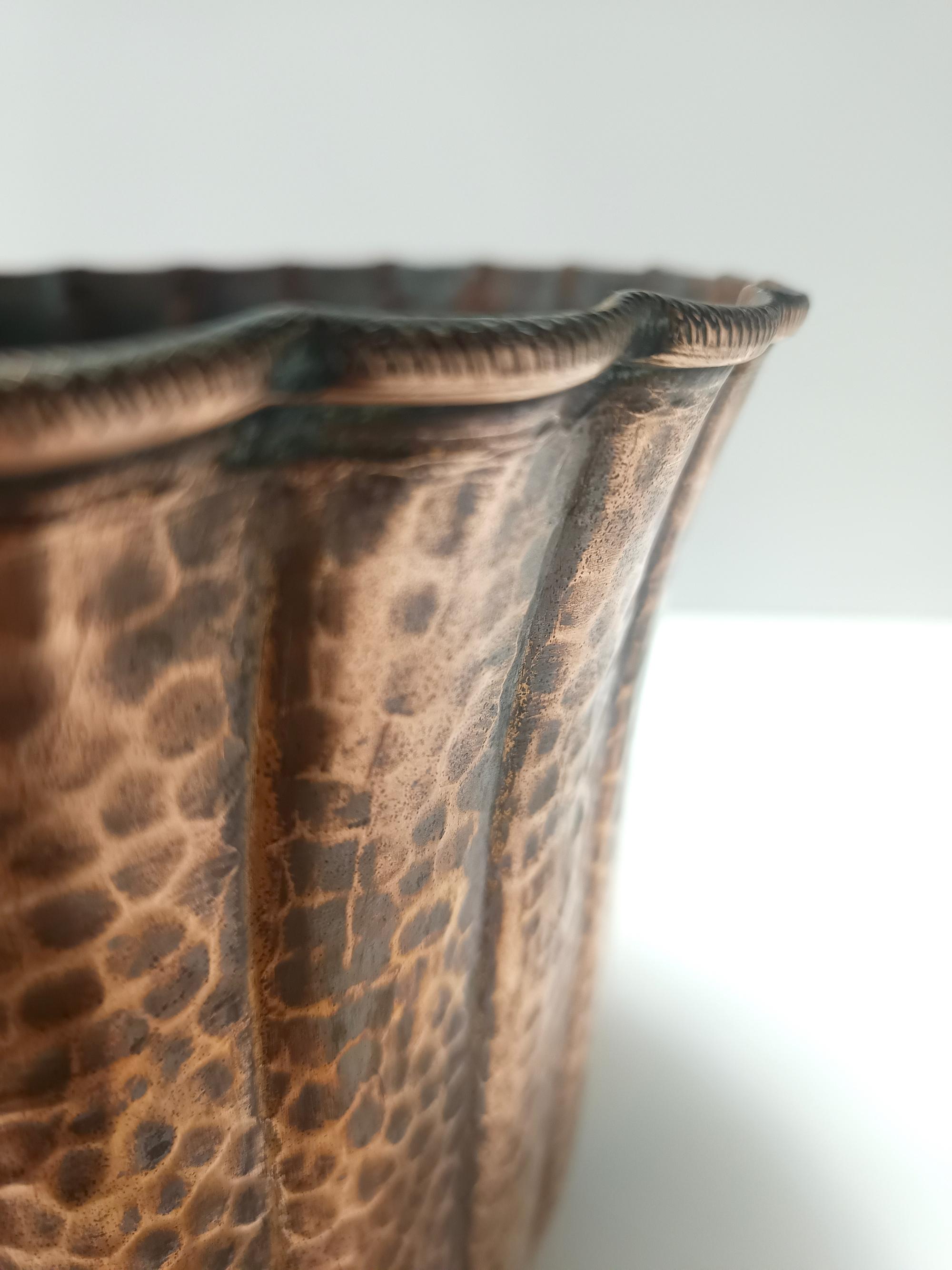 Cachepot / Vaso rotondo in rame sbalzato nello stile di Egidio Casagrande, Italia in vendita 1