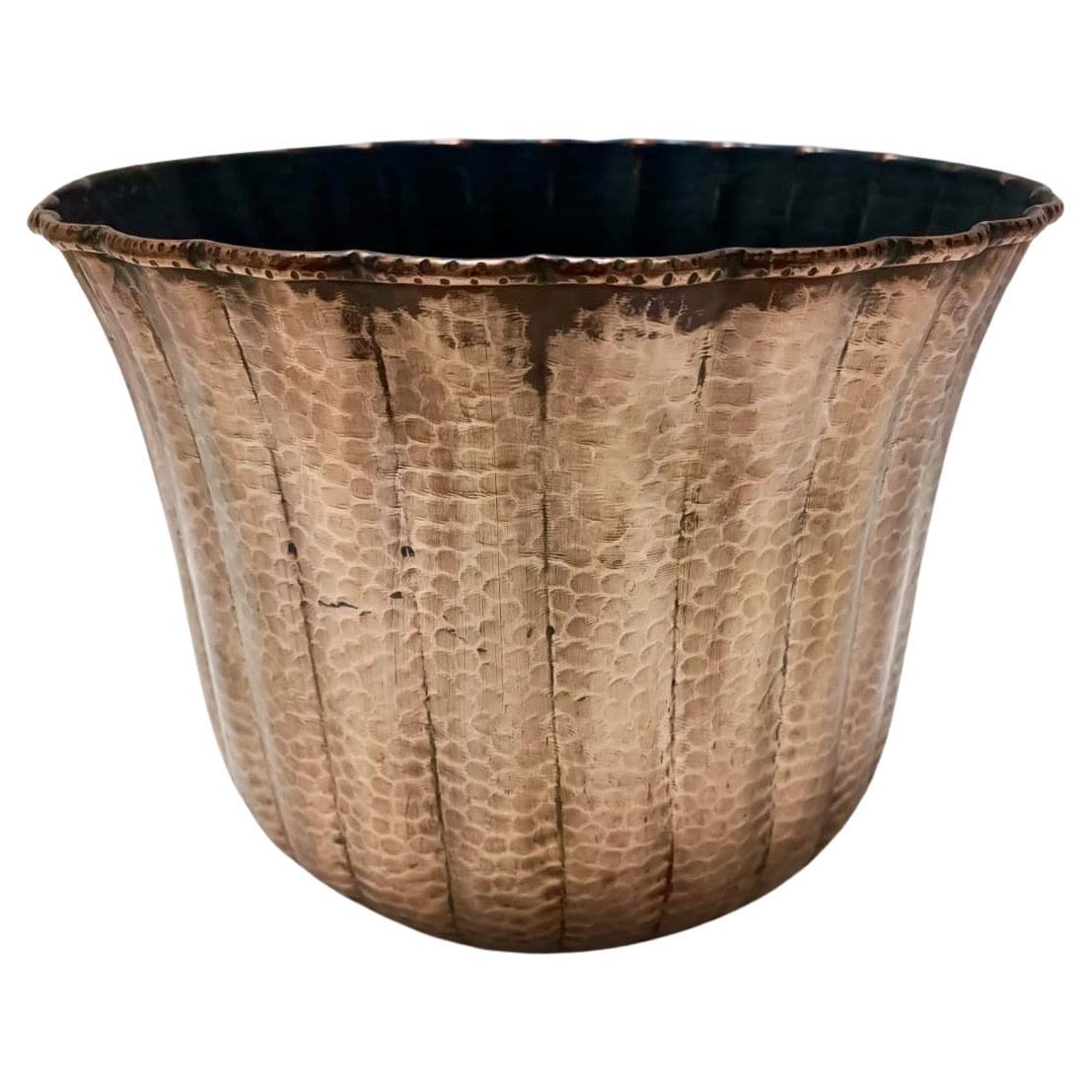 Runder Blumenkästen-/Vase aus geprägtem Kupfer im Stil von Egidio Casagrande, Italien