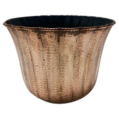 Cache-pot / Vase rond en cuivre repoussé dans le style d'Egidio Casagrande, Italie