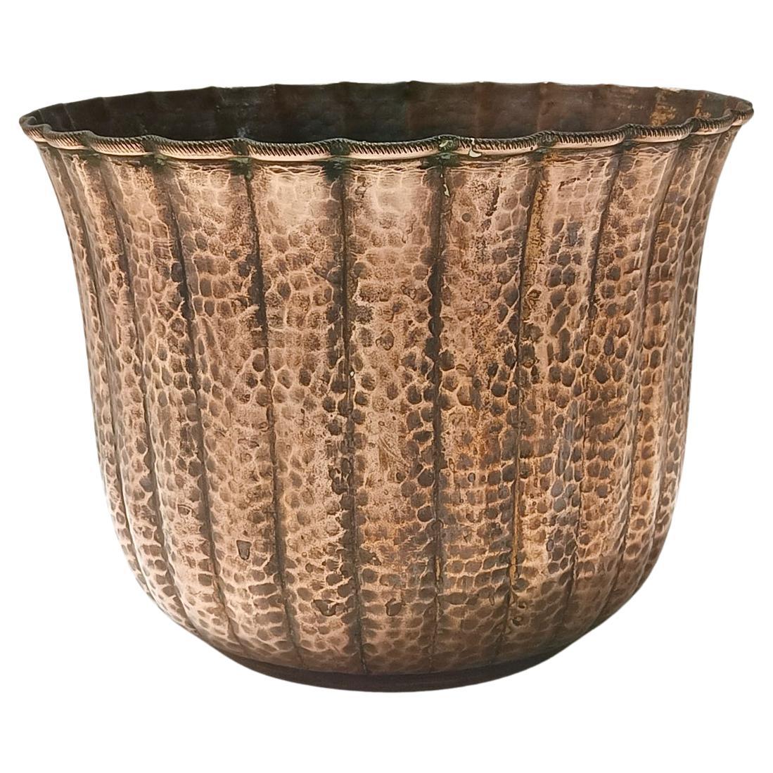 Runder Blumenkästen-/Vase aus geprägtem Kupfer im Stil von Egidio Casagrande, Italien