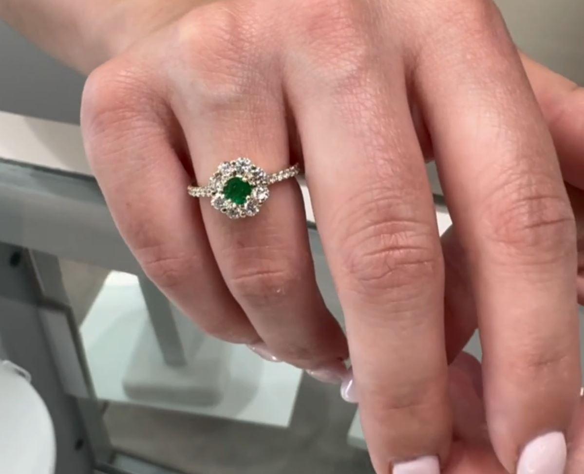 Round Emerald 1.03 Carats in 14K Yellow Gold & Diamond Floral Halo Ring For Sale 1